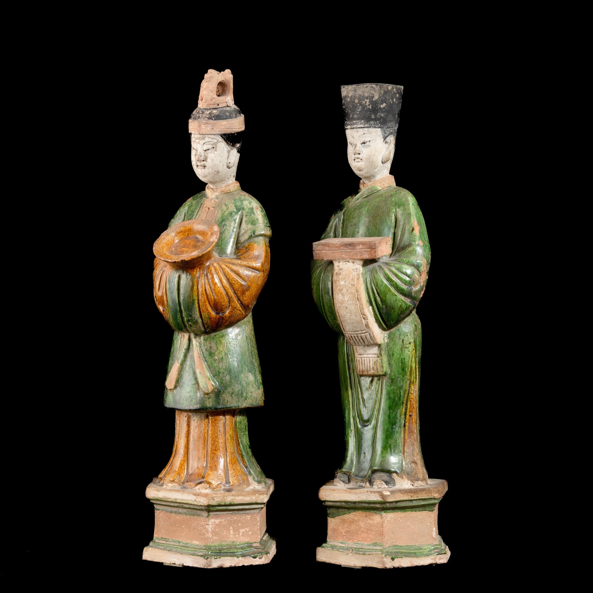 Cina, Dinastia Tang (618-906), Coppia di dignitari in terracotta policroma Sancai