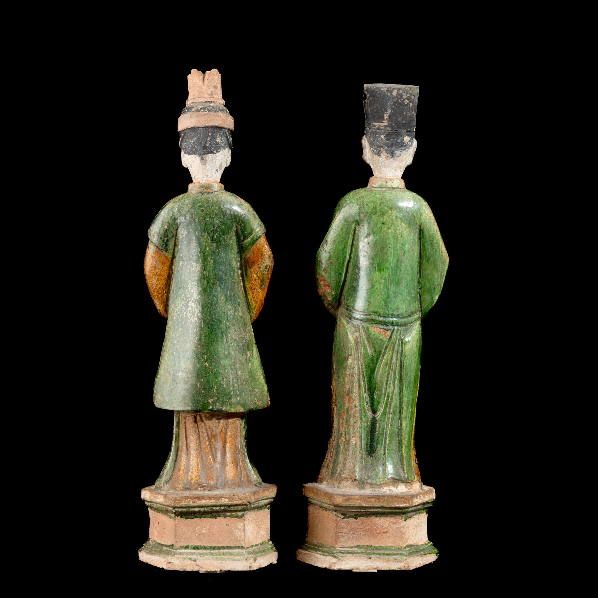 Cina, Dinastia Tang (618-906), Coppia di dignitari in terracotta policroma Sancai