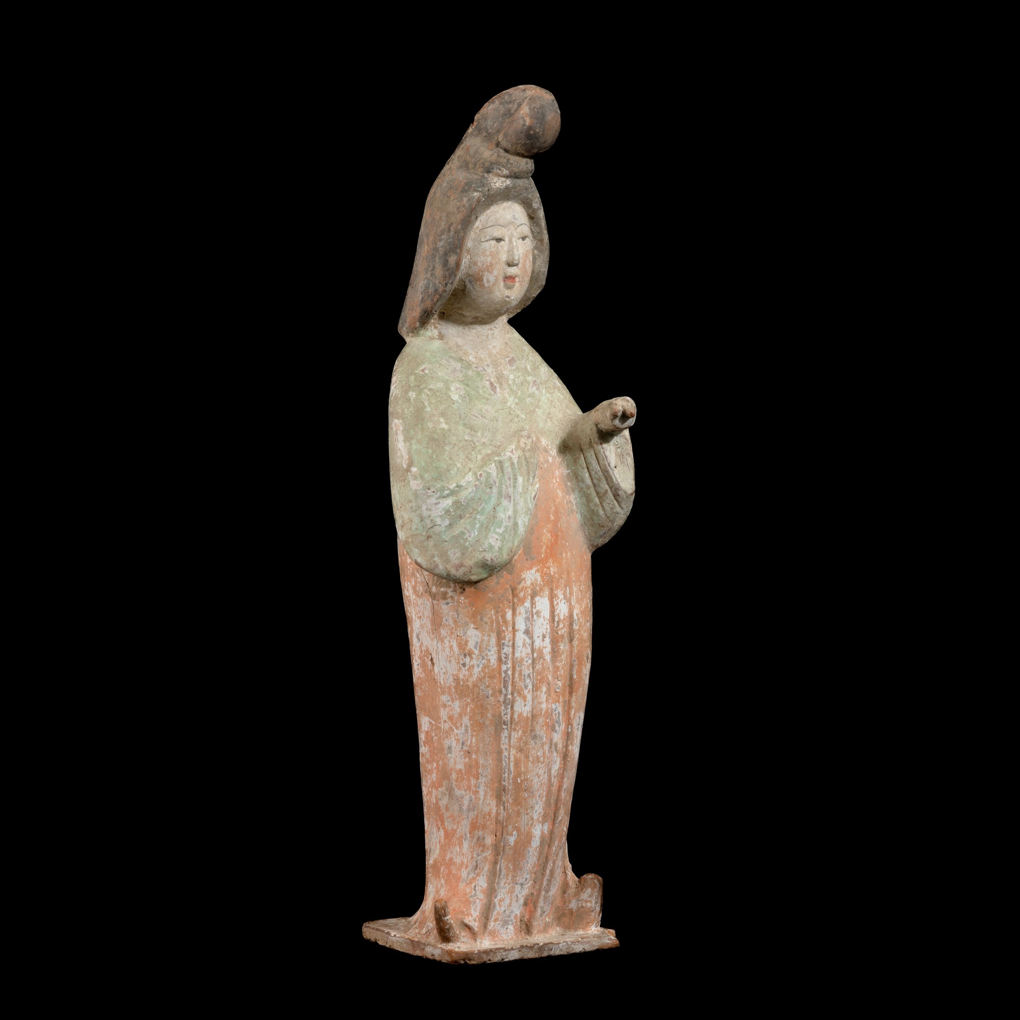 Cina, Dinastia Tang (618-906), Donna con mantello, terracotta con tracce di policromia