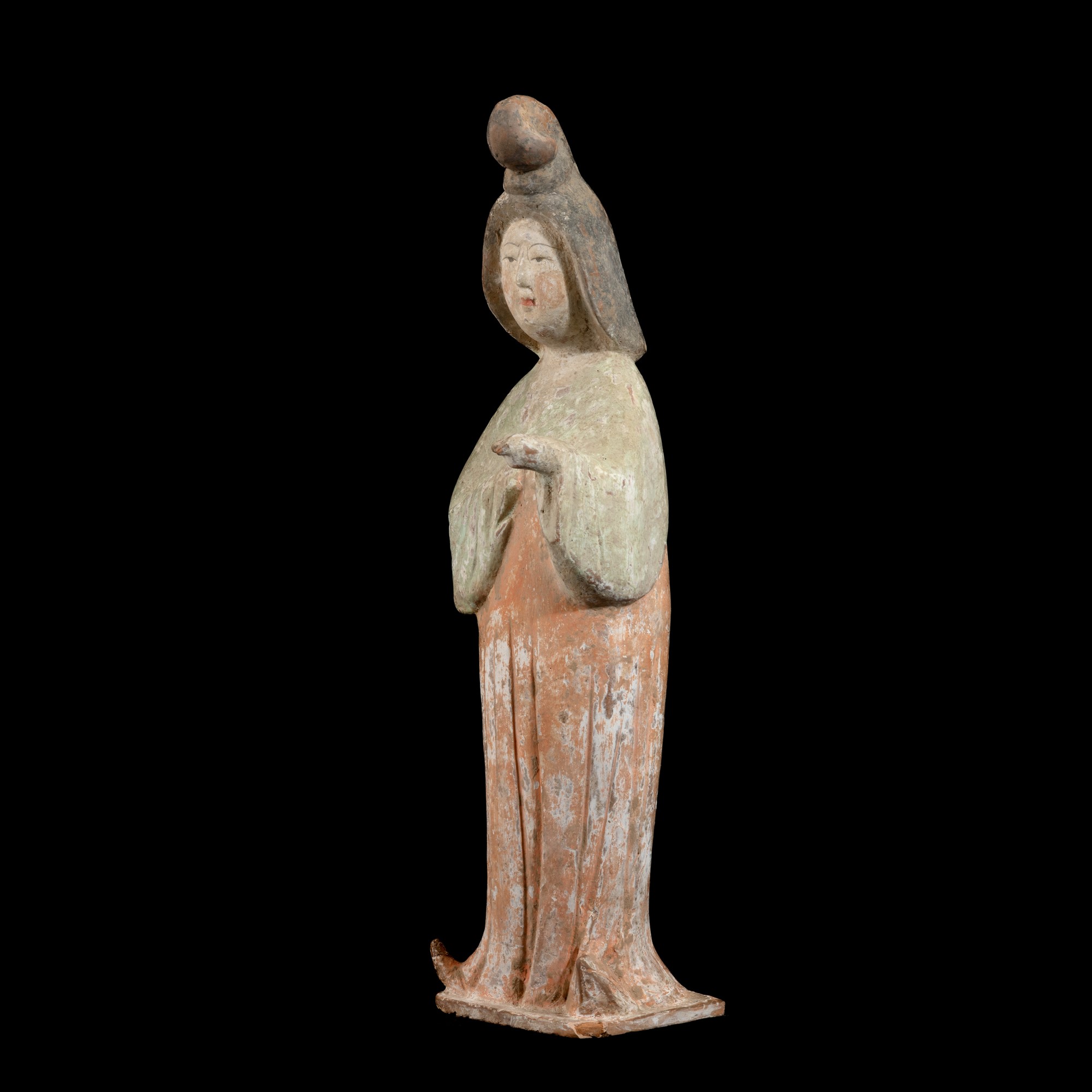 Cina, Dinastia Tang (618-906), Donna con mantello, terracotta con tracce di policromia