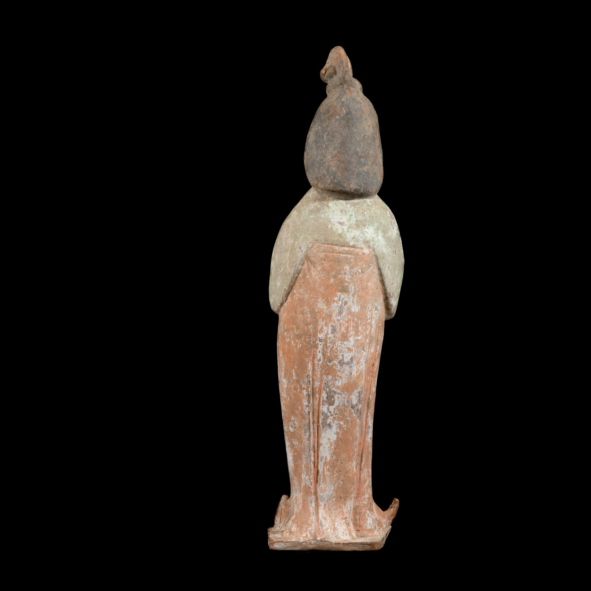 Cina, Dinastia Tang (618-906), Donna con mantello, terracotta con tracce di policromia