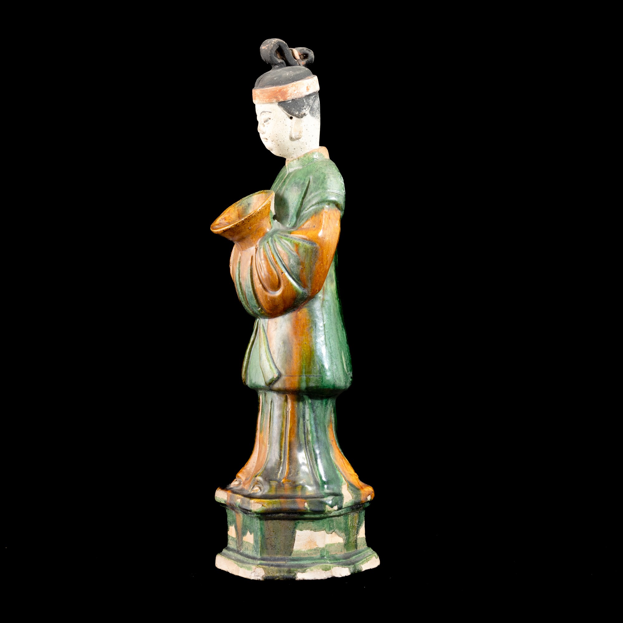 Sancai, Figura di dignitario in terracotta, Cina, Dinastia Tang (618-906)