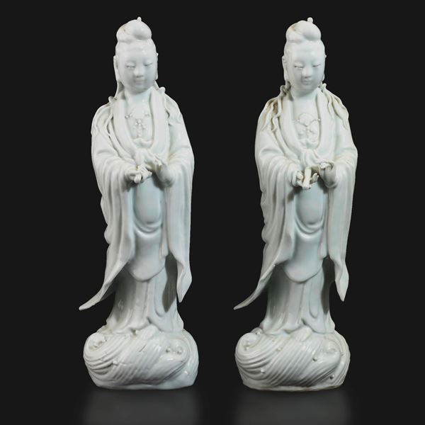 Coppia di figure di Guanyin in porcellana Blanc de Chine, Cina, Dinastia Qing, XIX secolo