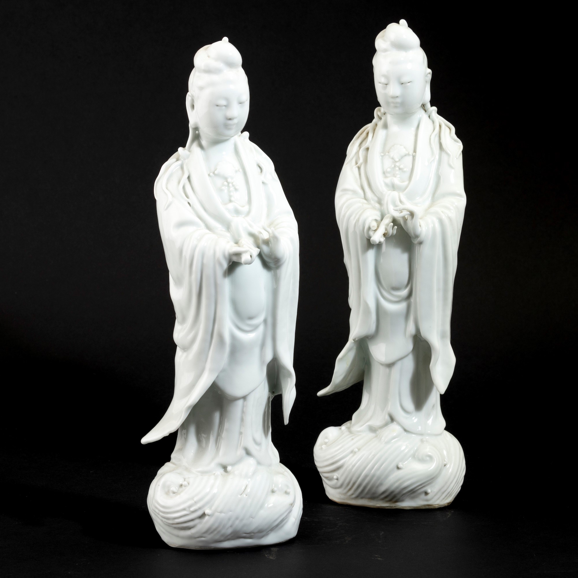 Cina, Dinastia Qing, XIX secolo, Coppia di figure di Guanyin in porcellana Blanc de Chine