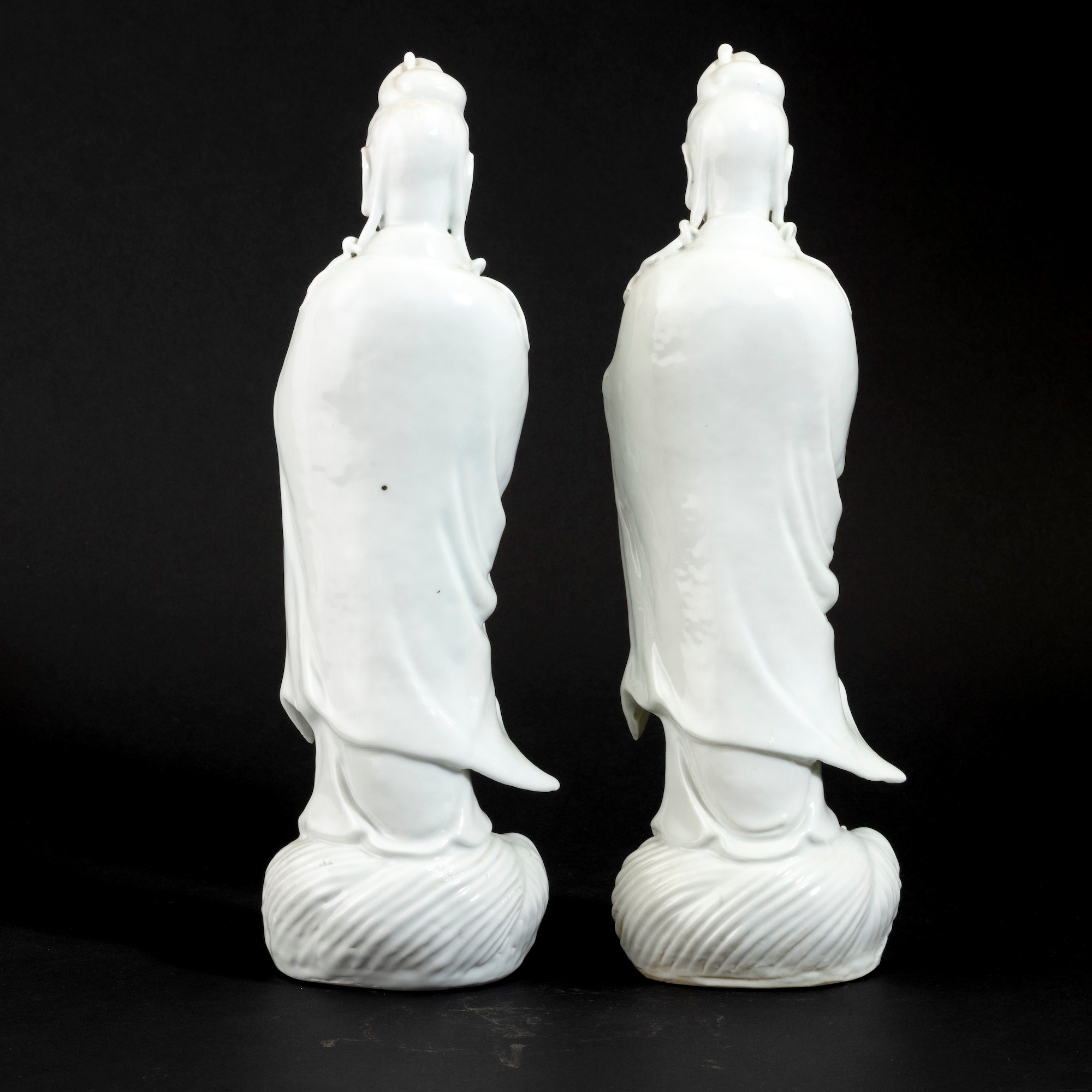 Cina, Dinastia Qing, XIX secolo, Coppia di figure di Guanyin in porcellana Blanc de Chine
