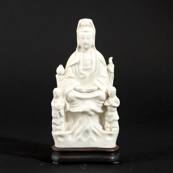 Figura di Guanyin seduta sul trono in porcellana Blanc de Chine, Cina, Dinastia Qing, XIX secolo
