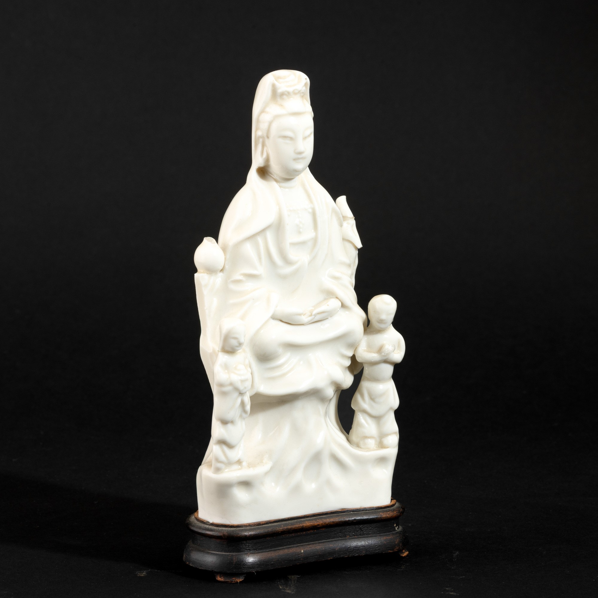 Guanyin, Figura seduta sul trono in porcellana Blanc de Chine (Cina, Dinastia Qing, XIX secolo)