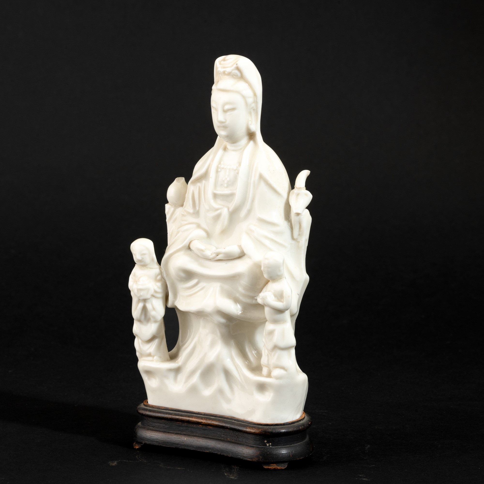 Guanyin, Figura seduta sul trono in porcellana Blanc de Chine (Cina, Dinastia Qing, XIX secolo)