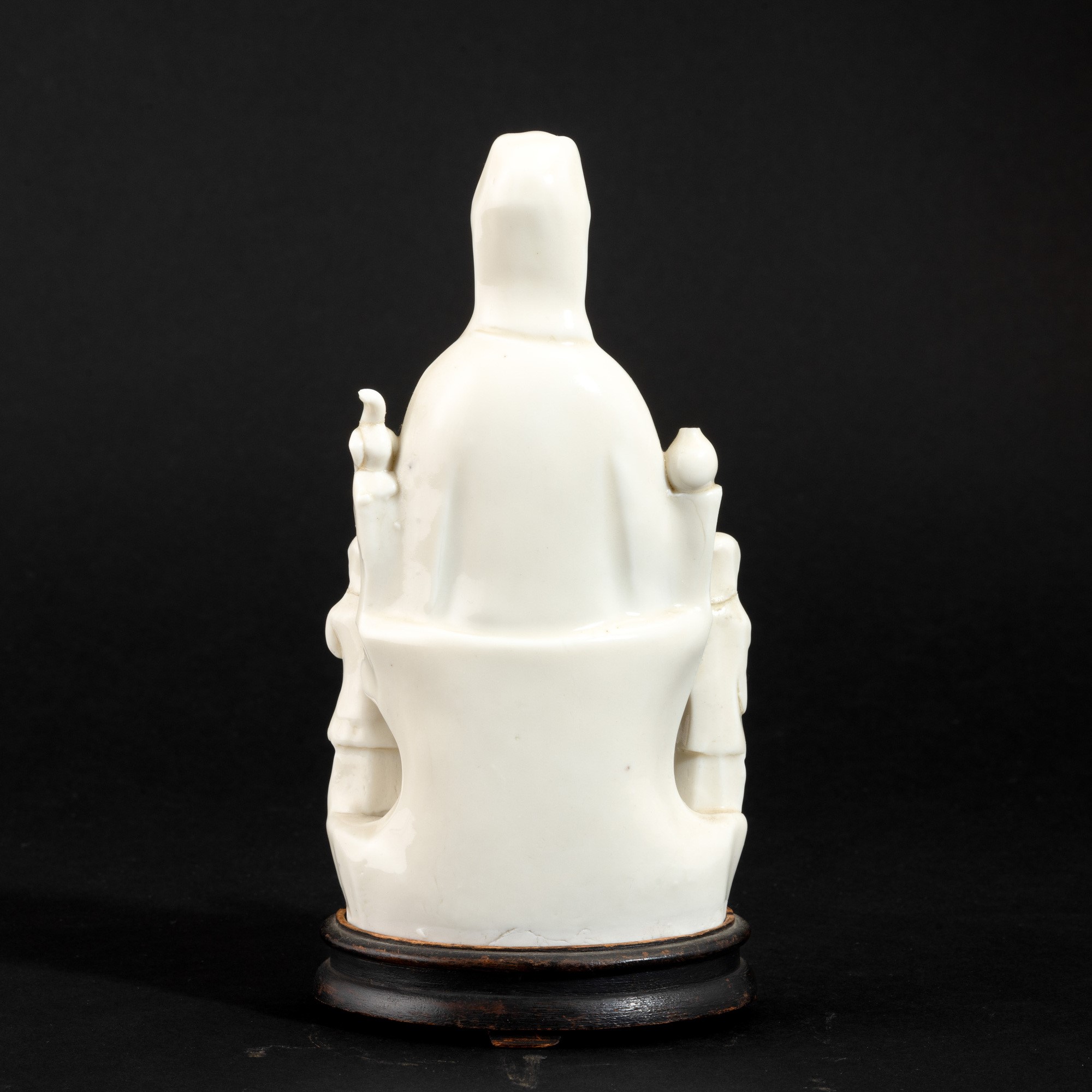 Guanyin, Figura seduta sul trono in porcellana Blanc de Chine (Cina, Dinastia Qing, XIX secolo)