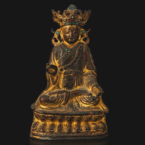 Figura di Buddha incoronato seduto su fiore di loto in bronzo, Cina, Dinastia Ming, XVII secolo