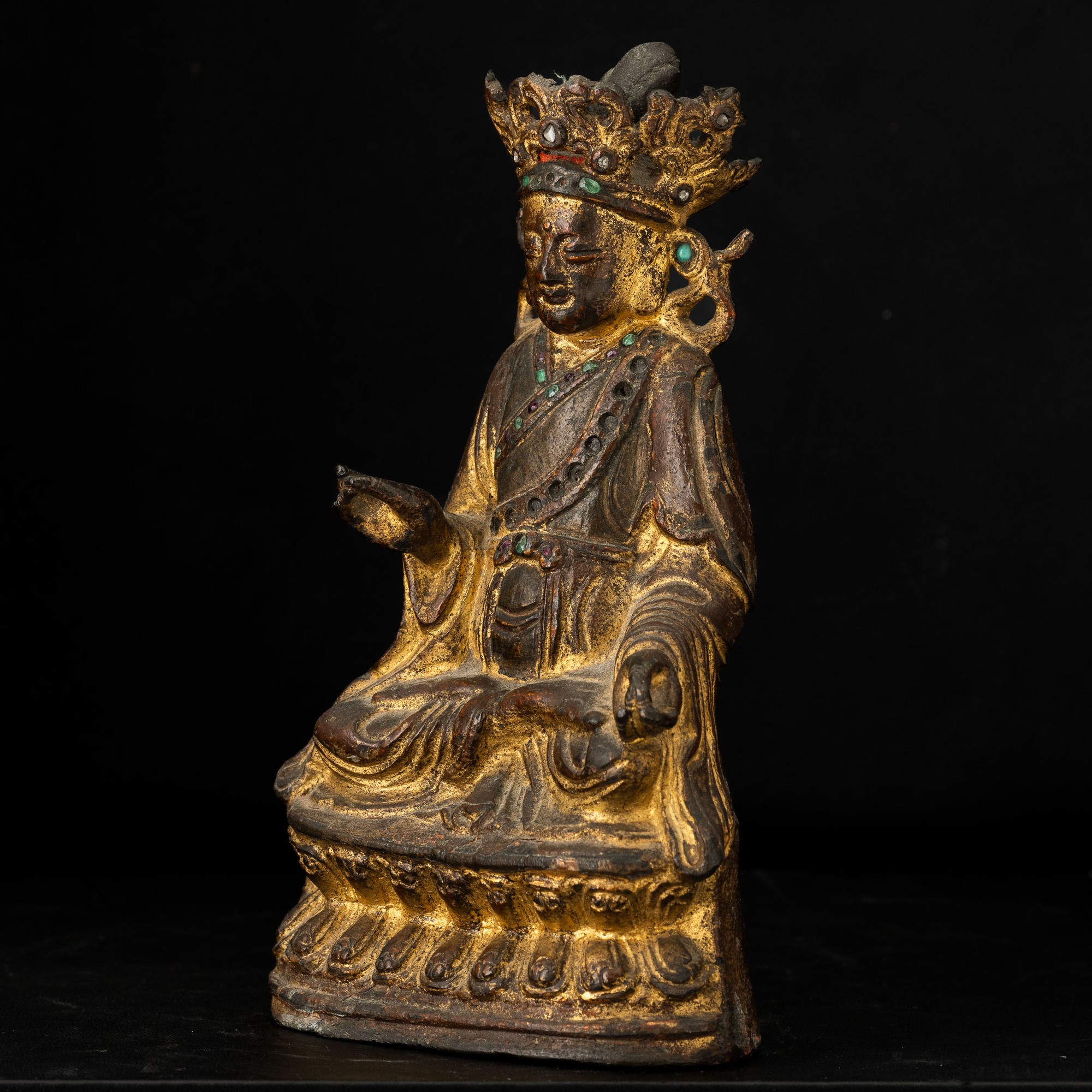 Cina, Dinastia Ming (XVII secolo), Figura di Buddha incoronato seduto su fiore di loto, bronzo