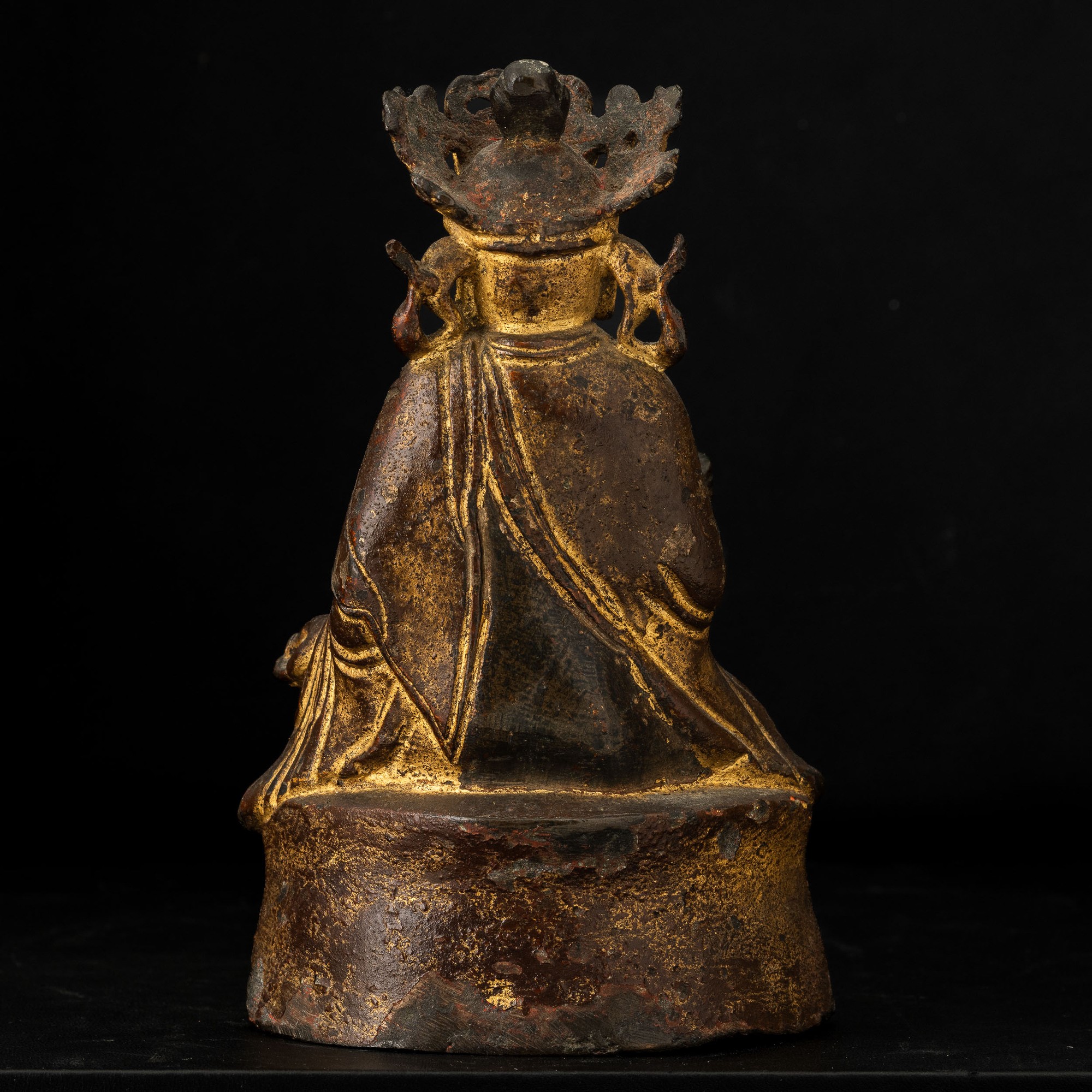 Cina, Dinastia Ming (XVII secolo), Figura di Buddha incoronato seduto su fiore di loto, bronzo