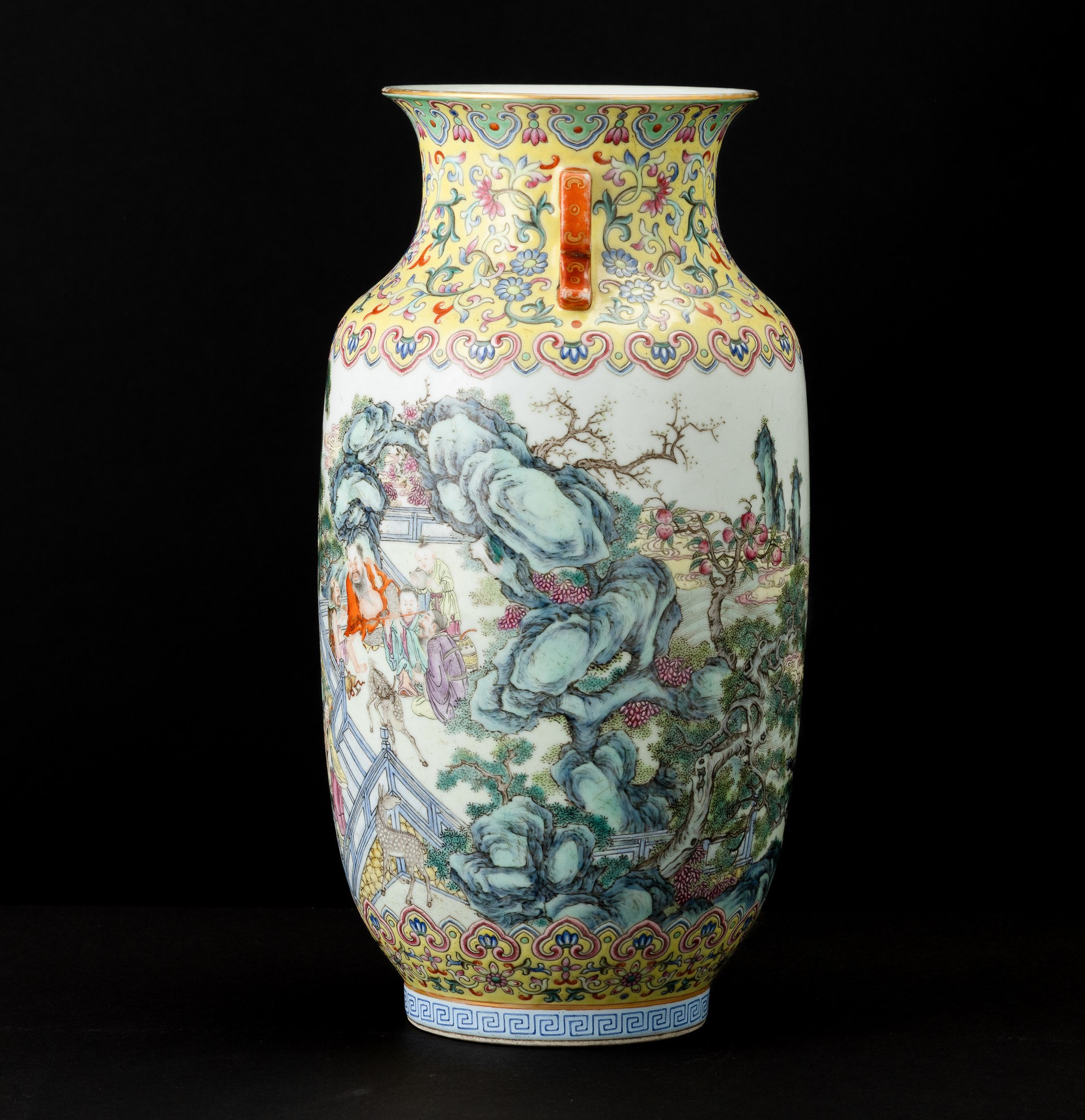Cina, Vaso biansato della Famiglia Rosa con scene paesaggistiche, personaggi, decori floreali e R...