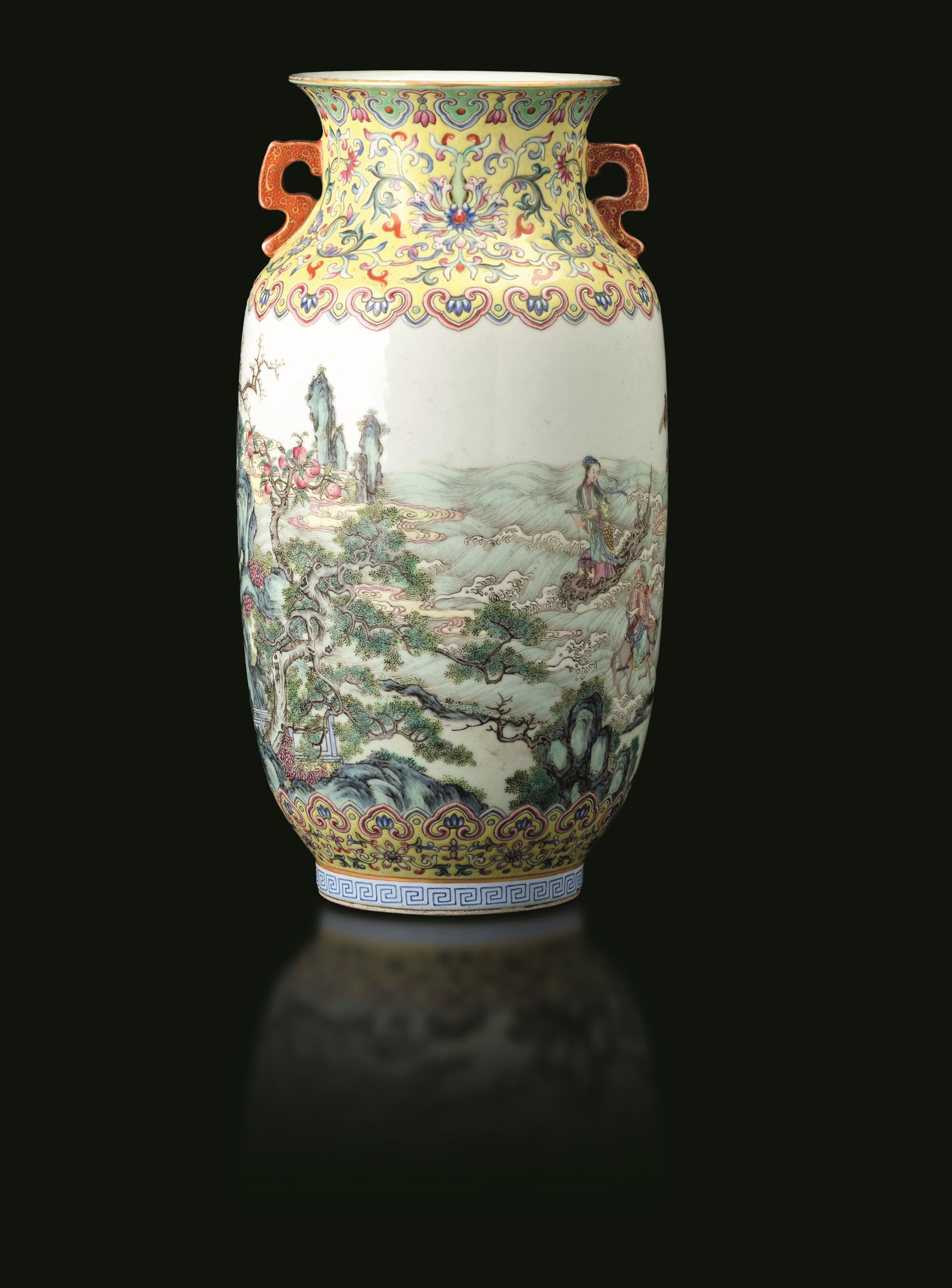 Cina, Vaso biansato della Famiglia Rosa con scene paesaggistiche, personaggi, decori floreali e R...