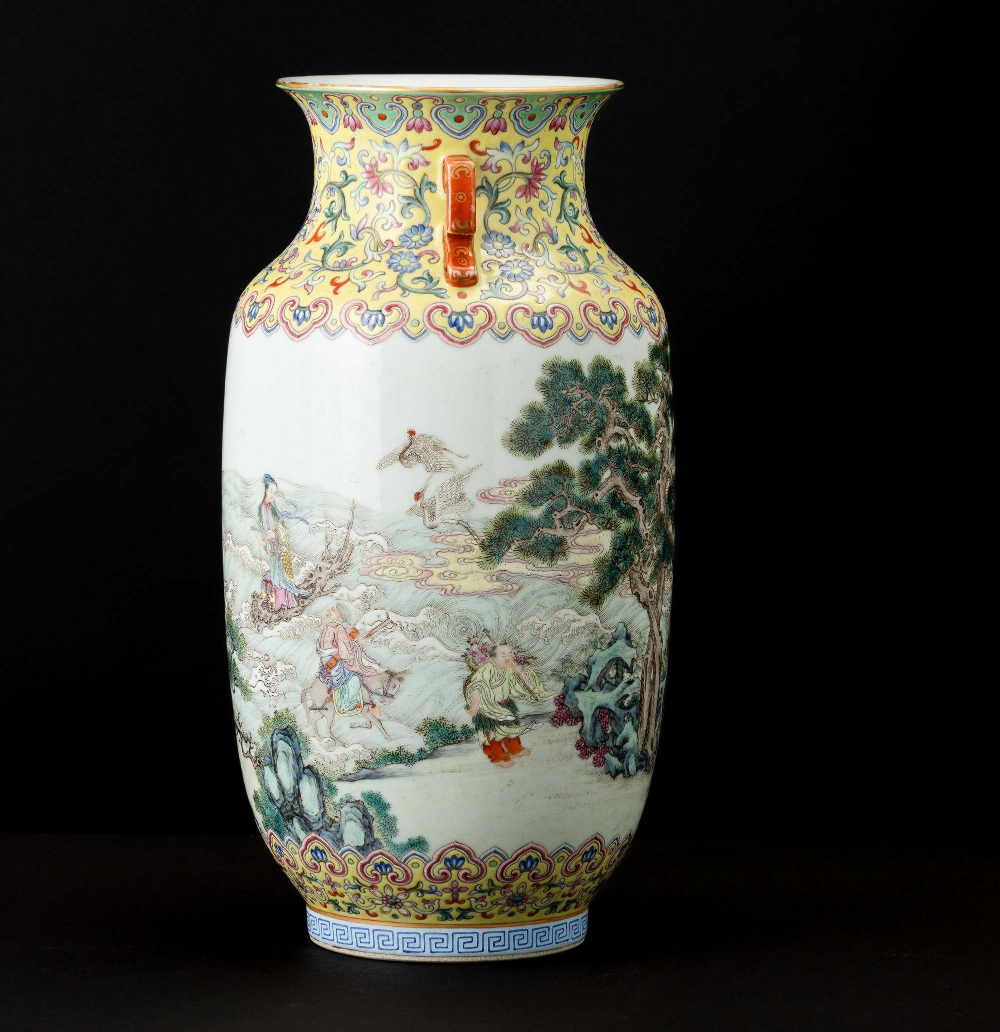 Cina, Vaso biansato della Famiglia Rosa con scene paesaggistiche, personaggi, decori floreali e R...