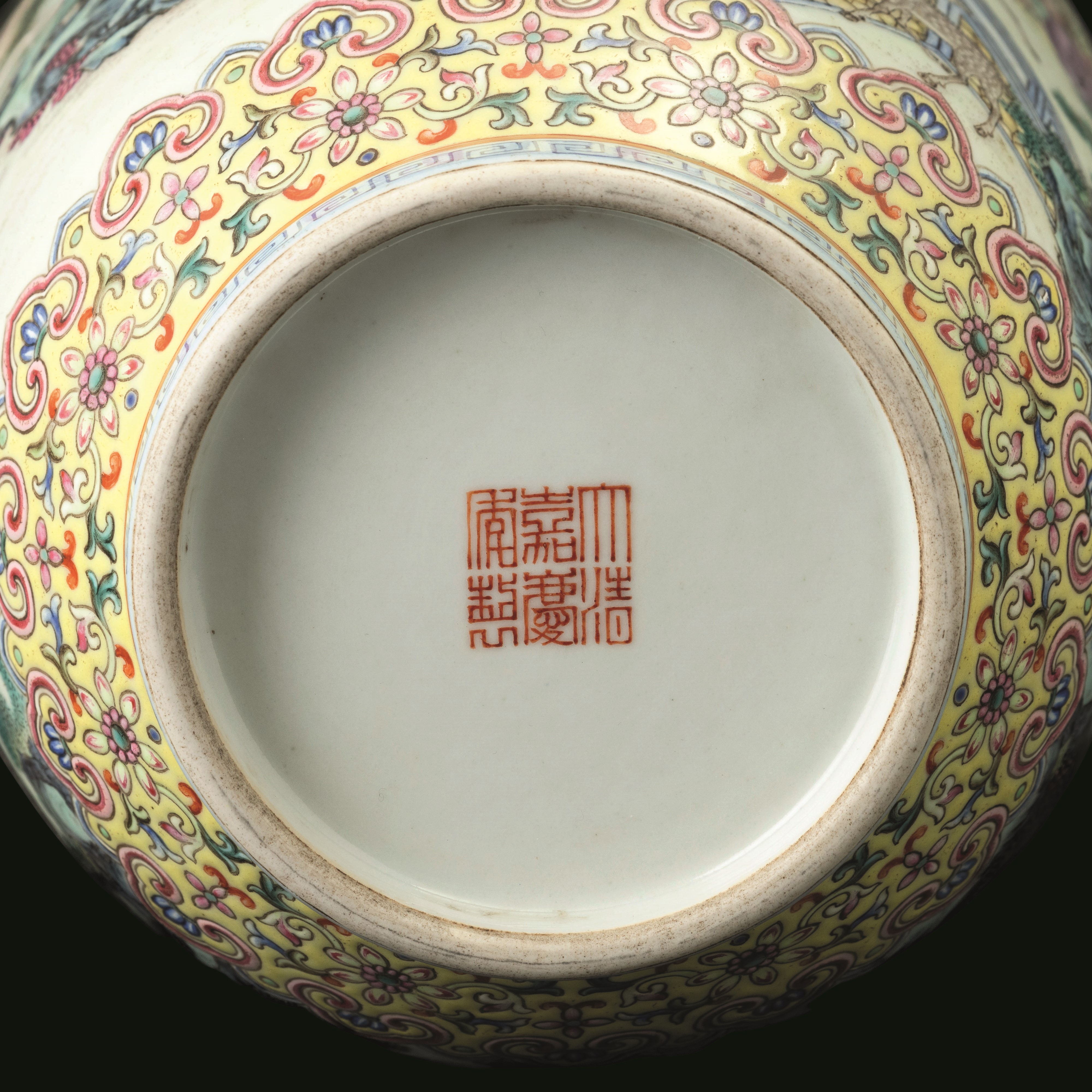 Cina, Vaso biansato della Famiglia Rosa con scene paesaggistiche, personaggi, decori floreali e R...
