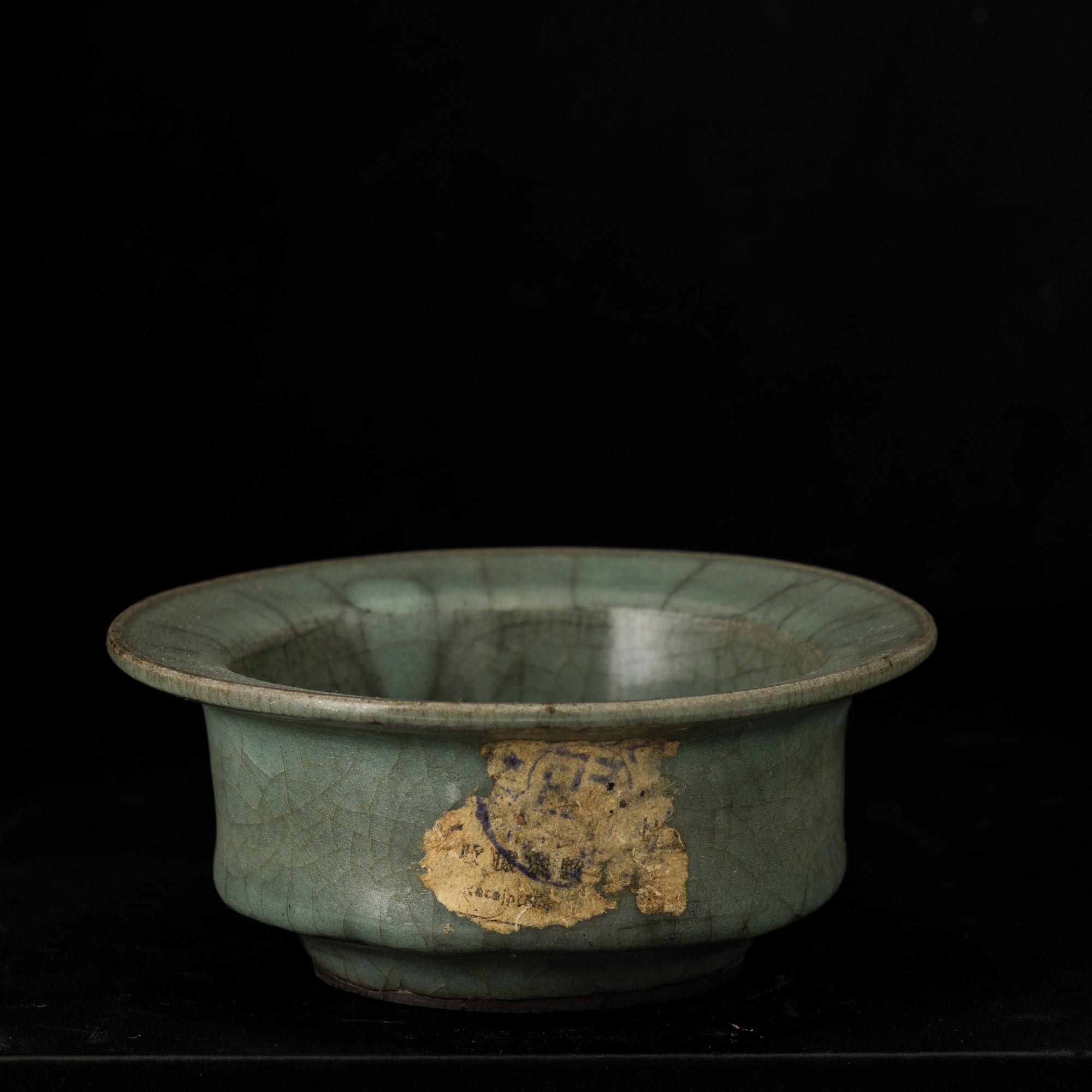 Cina, Ciotola in porcellana a fondo grigio craquelé, Dinastia Ming (XVII secolo)