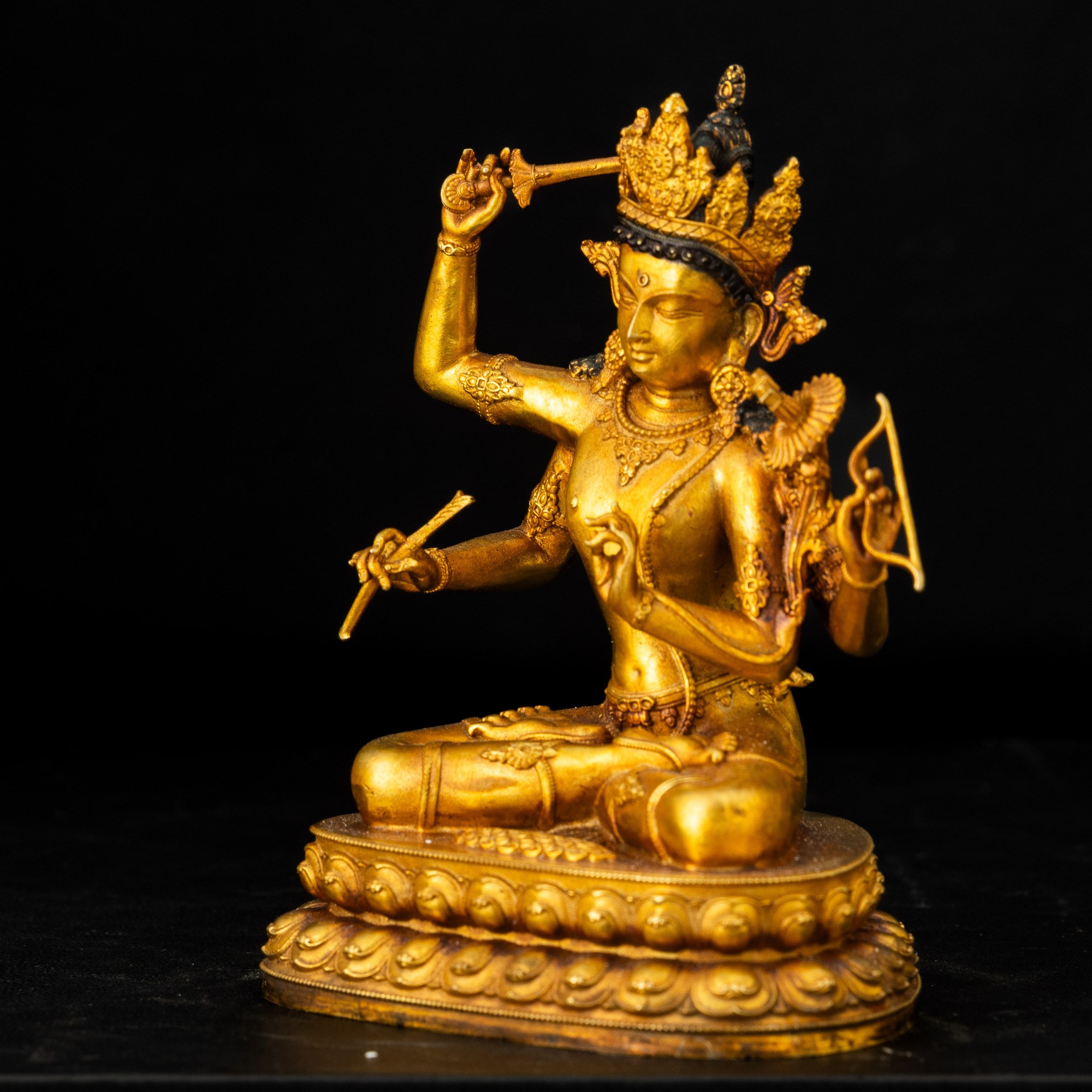 Figura di Manjushri, seduta su doppio fiore di loto, bronzo dorato con tracce di monocromia, Tibe...