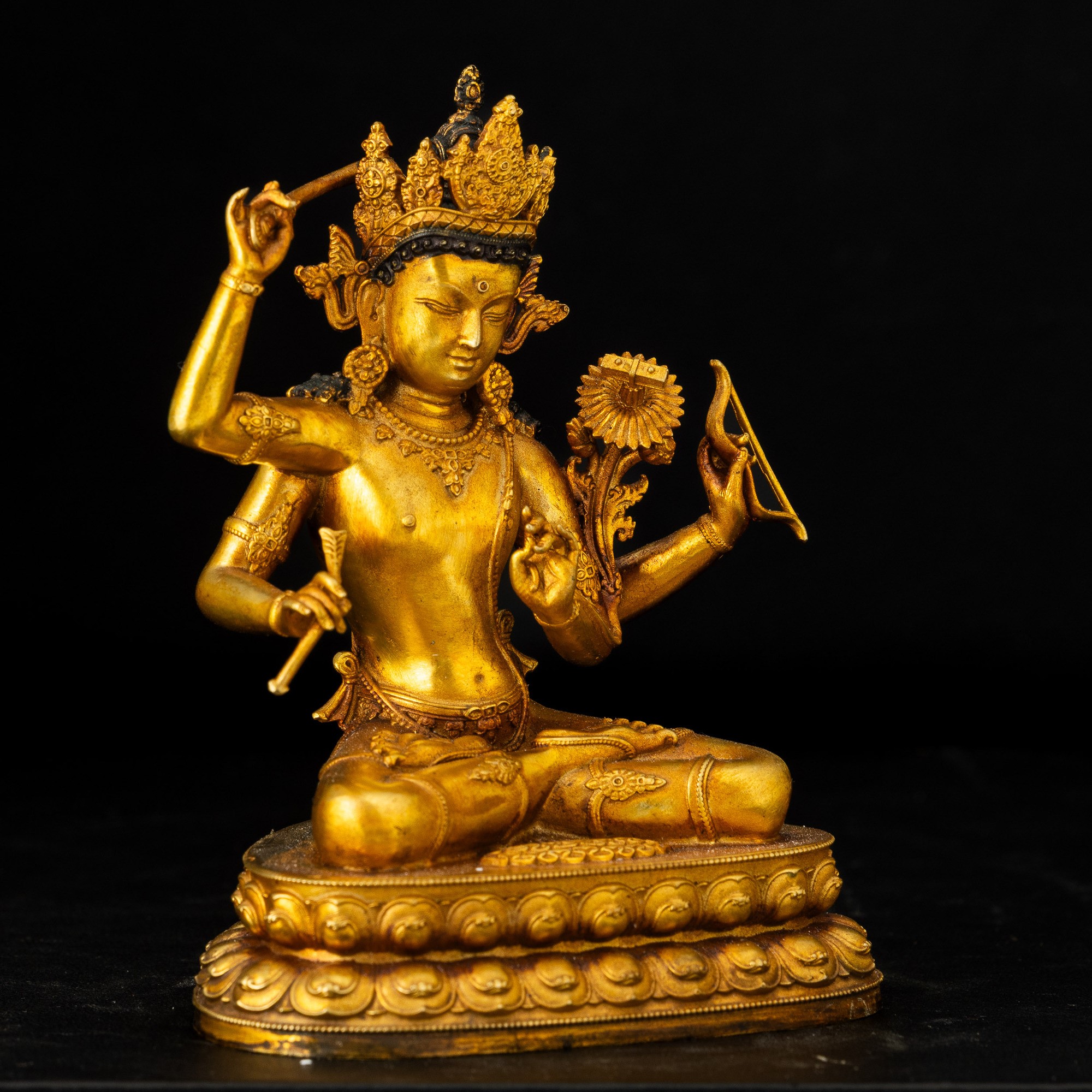 Figura di Manjushri, seduta su doppio fiore di loto, bronzo dorato con tracce di monocromia, Tibe...