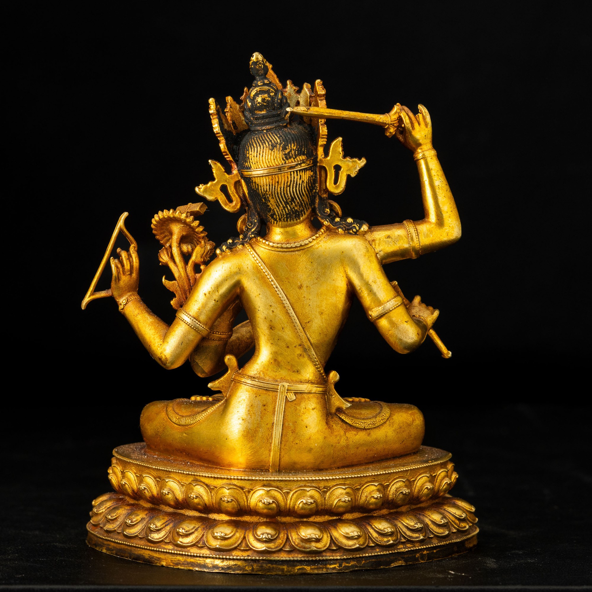 Figura di Manjushri, seduta su doppio fiore di loto, bronzo dorato con tracce di monocromia, Tibe...