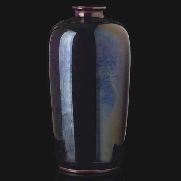Vaso in porcellana a fondo blu poudré, Cina, XX secolo
