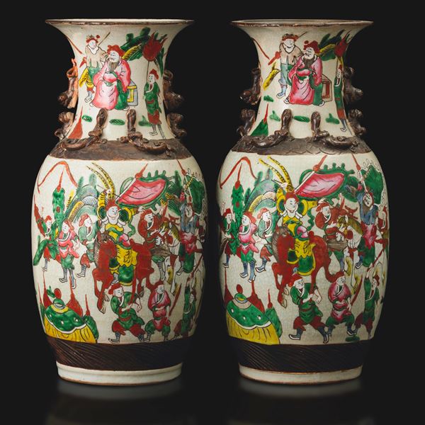 Coppia di vasi in porcellana Famiglia Rosa raffiguranti scena di battaglia con Cani di Pho e draghi a rilievo, Cina, XIX secolo