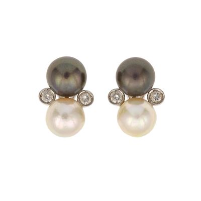 Orecchini, montatura in oro bianco 750/1000 con perle coltivate bicolor e piccoli diamanti