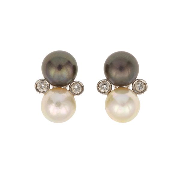 Orecchini con perle coltivate bicolor e piccoli diamanti