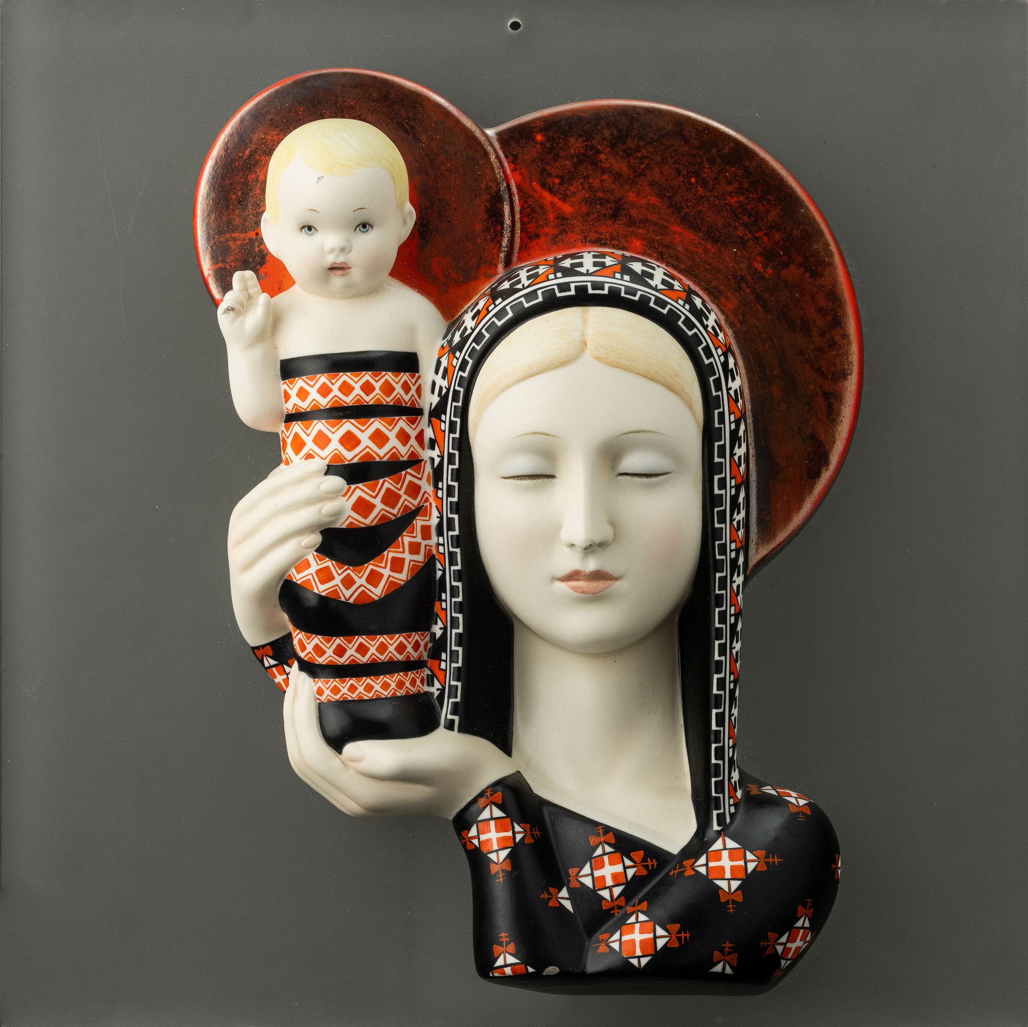 Andrea Bologna - Madonna pompeiana con Bambino (bassorilievo) in terraglia policroma, Lenci, Tori...