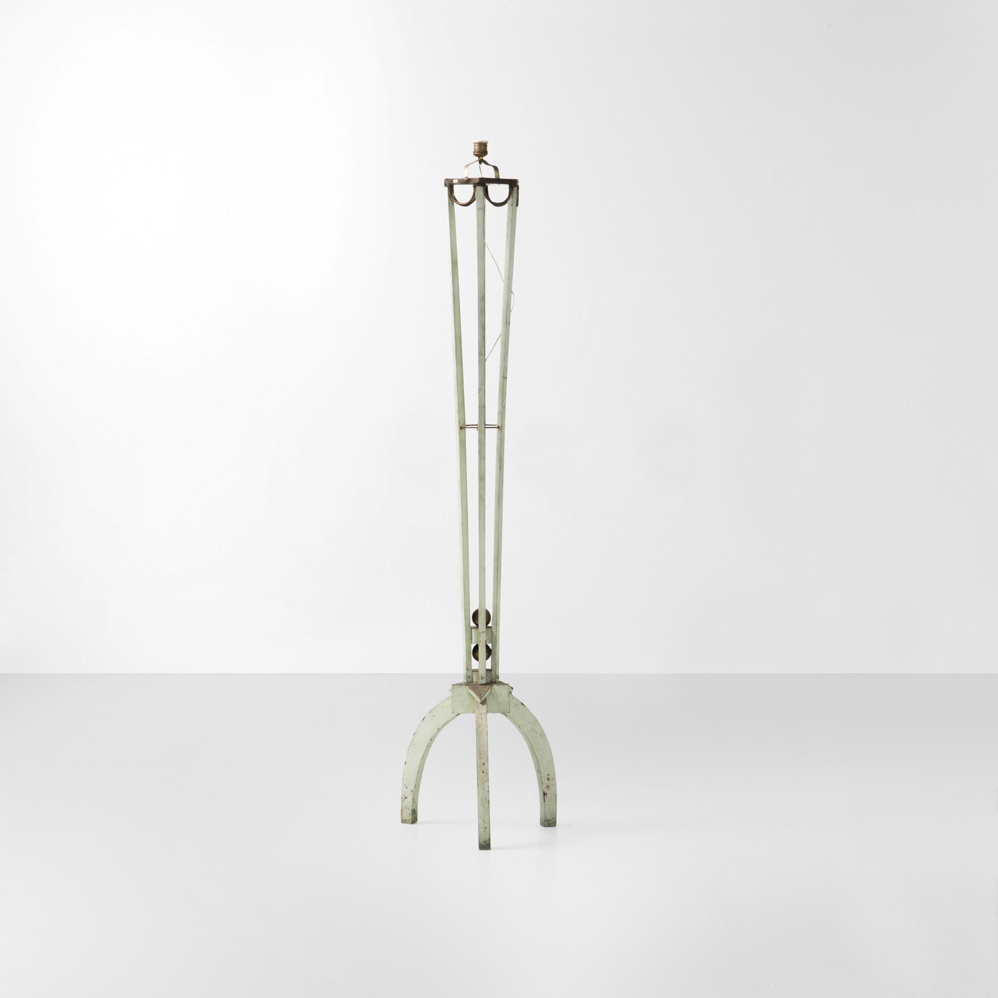 Lampada da terra futurista, struttura in legno laccato e particolari in metallo (Italia, ca. 1930...