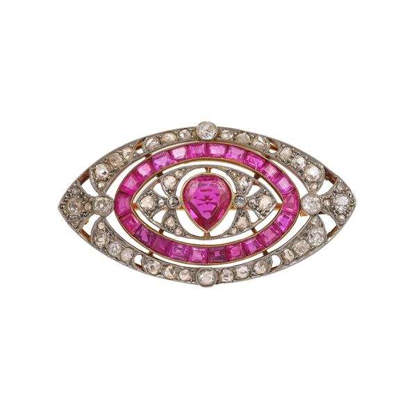 Spilla con rubini Burma e rosette di diamanti