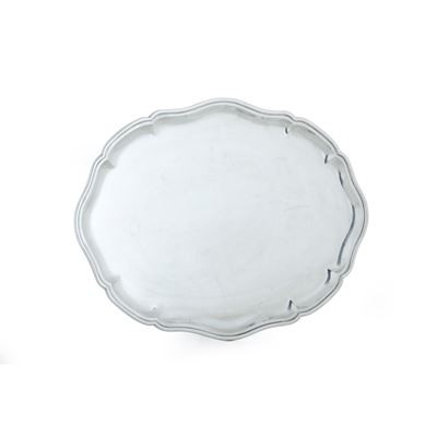 Argenteria italiana del XX secolo, Vassoio in argento fuso e sagomato