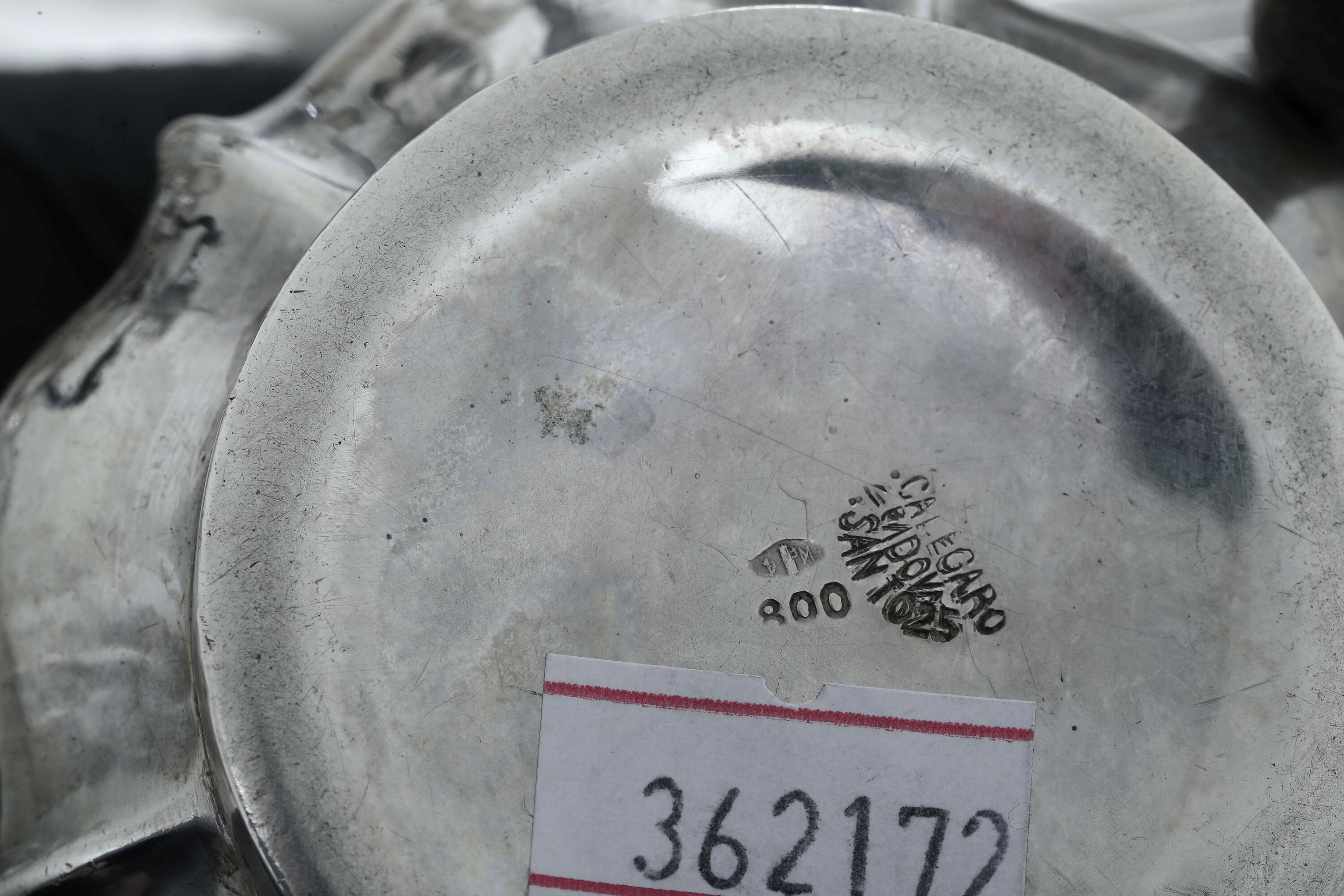 Argenteria italiana del XX secolo, Vassoio e tre pezzi di servizio da caffè in argento fuso e sag...