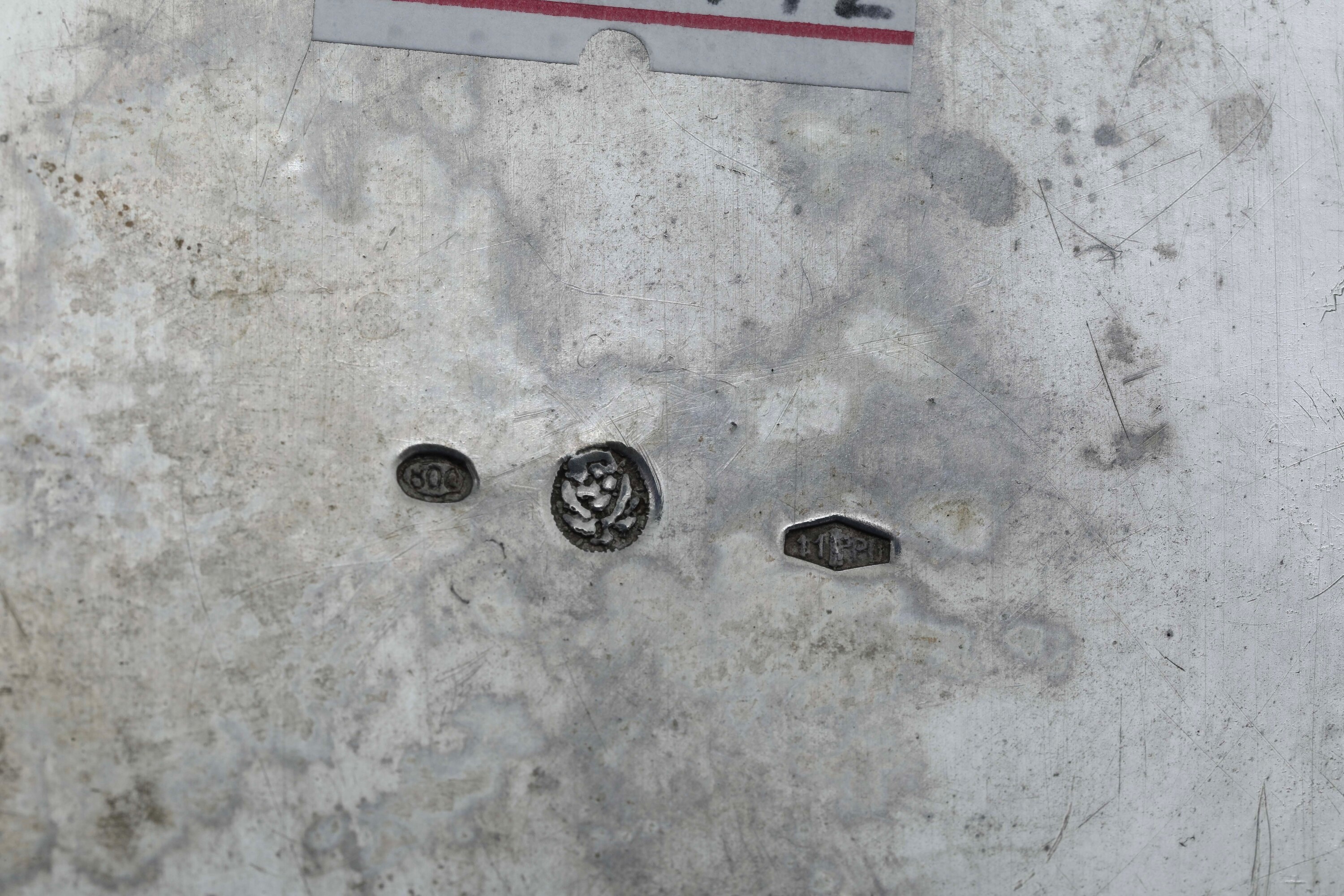 Argenteria italiana del XX secolo, Vassoio e tre pezzi di servizio da caffè in argento fuso e sag...