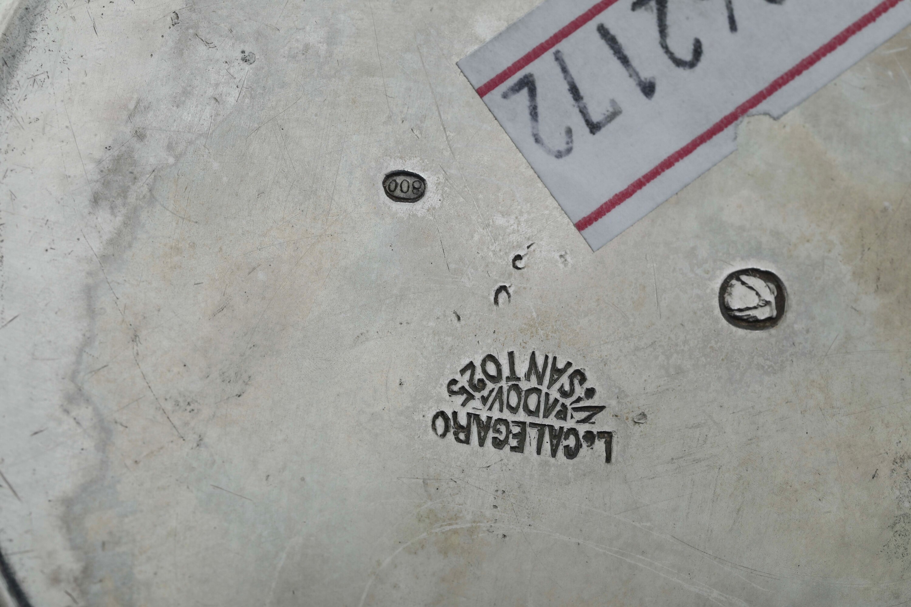 Argenteria italiana del XX secolo, Vassoio e tre pezzi di servizio da caffè in argento fuso e sag...