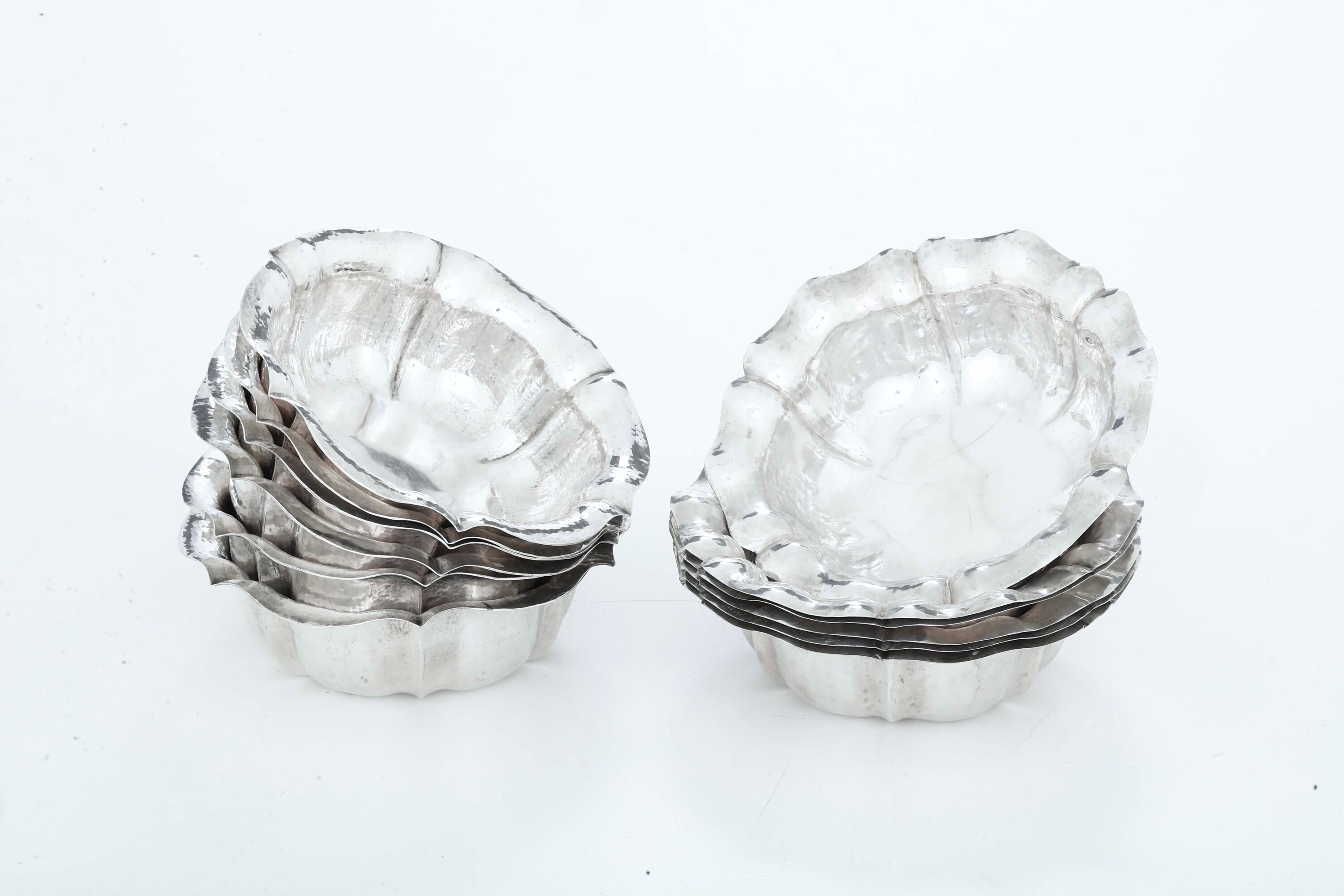 Argenteria italiana del XX secolo, Coppette in argento fuso e sagomato (12 pezzi) da due manifatt...