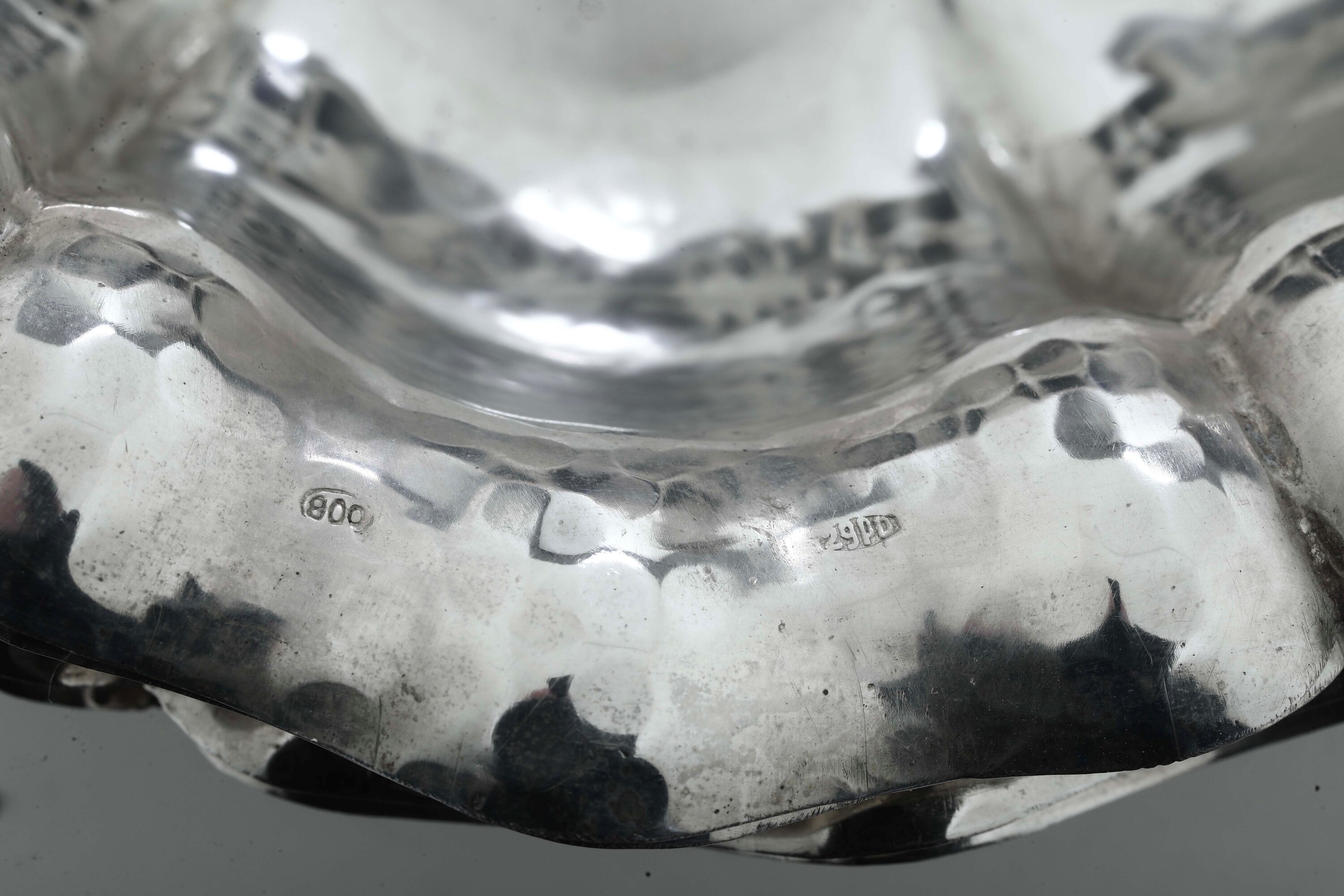 Argenteria italiana del XX secolo, Coppette in argento fuso e sagomato (12 pezzi) da due manifatt...