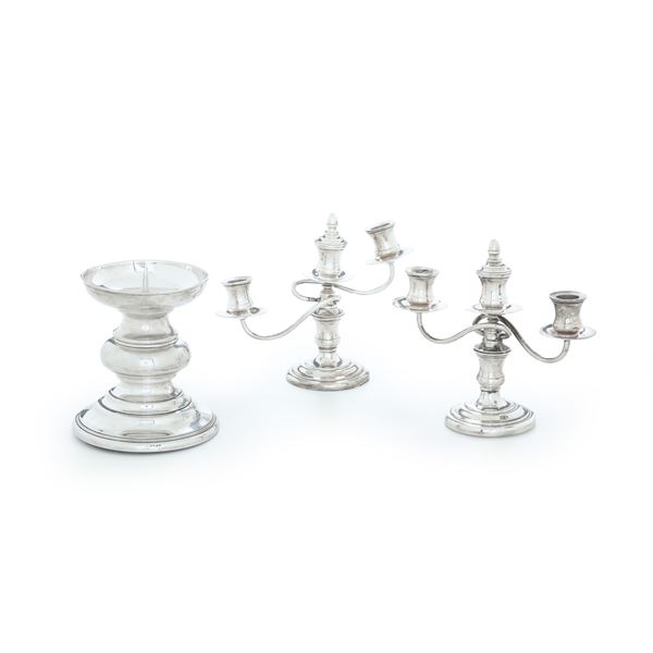 Coppia di candelabri e portacero. Argenteria del XX secolo