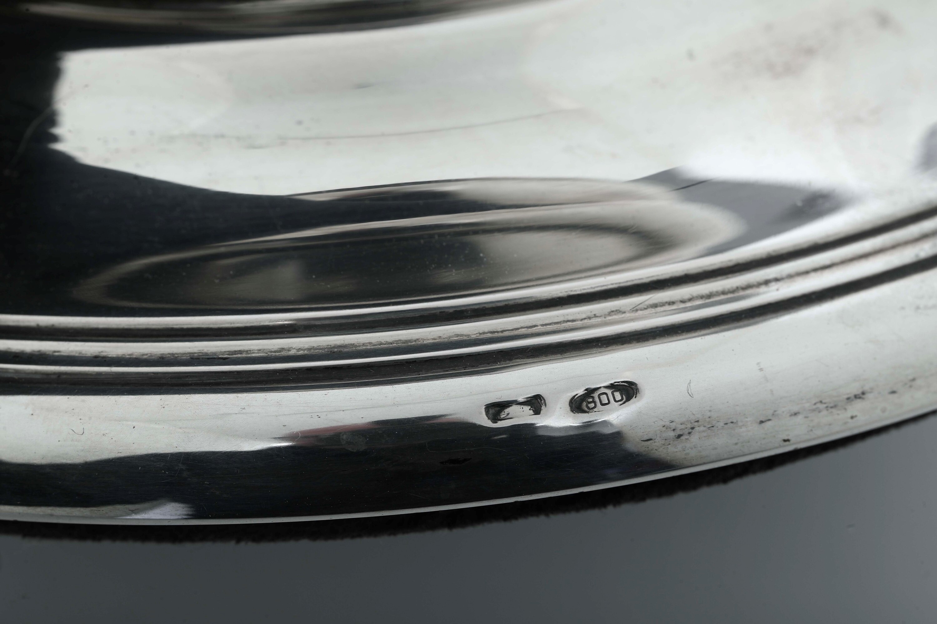Coppia di candelabri e portacero, argento fuso e sagomato