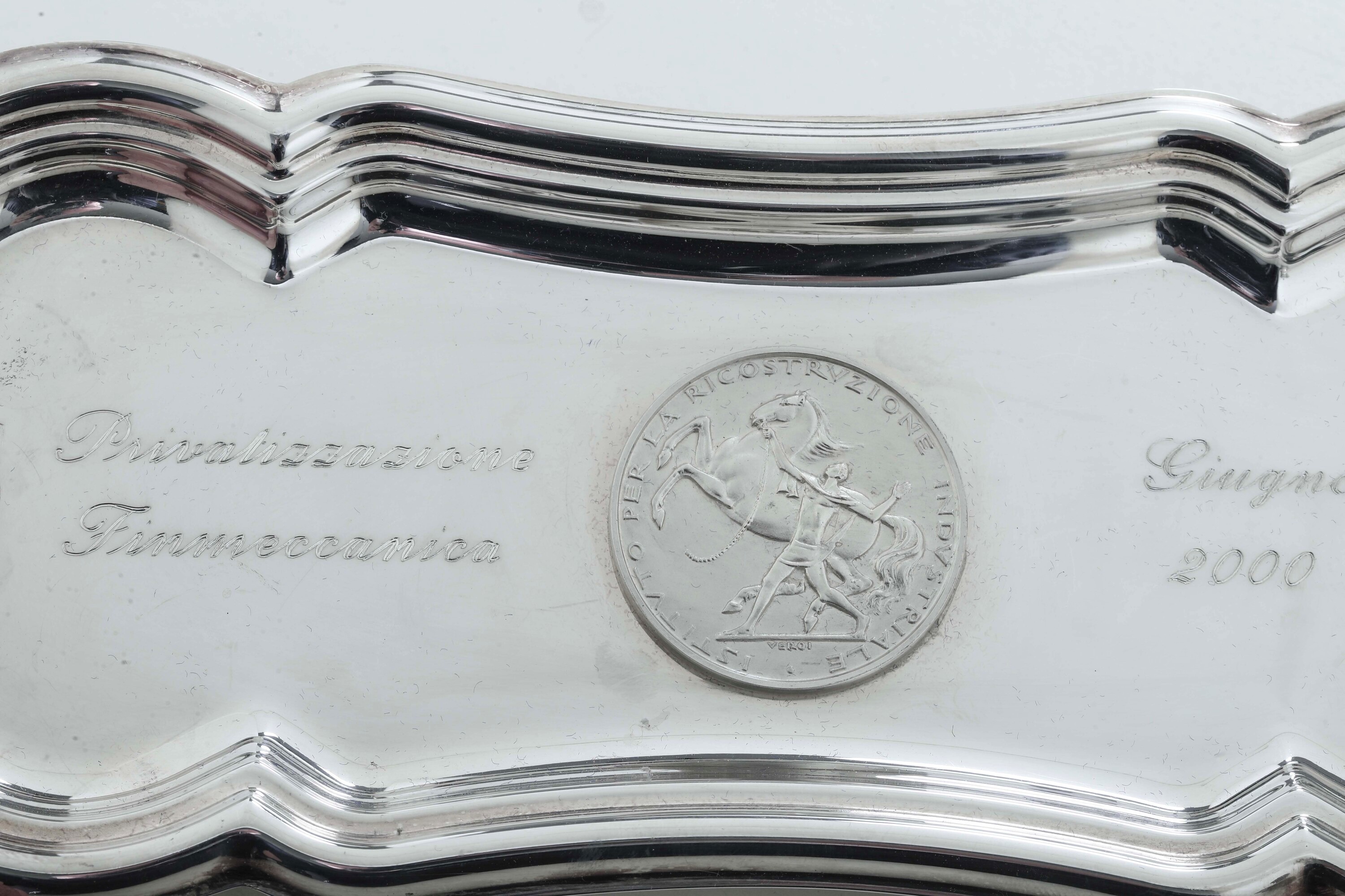 Varie manifatture del XX secolo, Lotto di oggetti in argento fuso e sagomato (peso 955 g)
