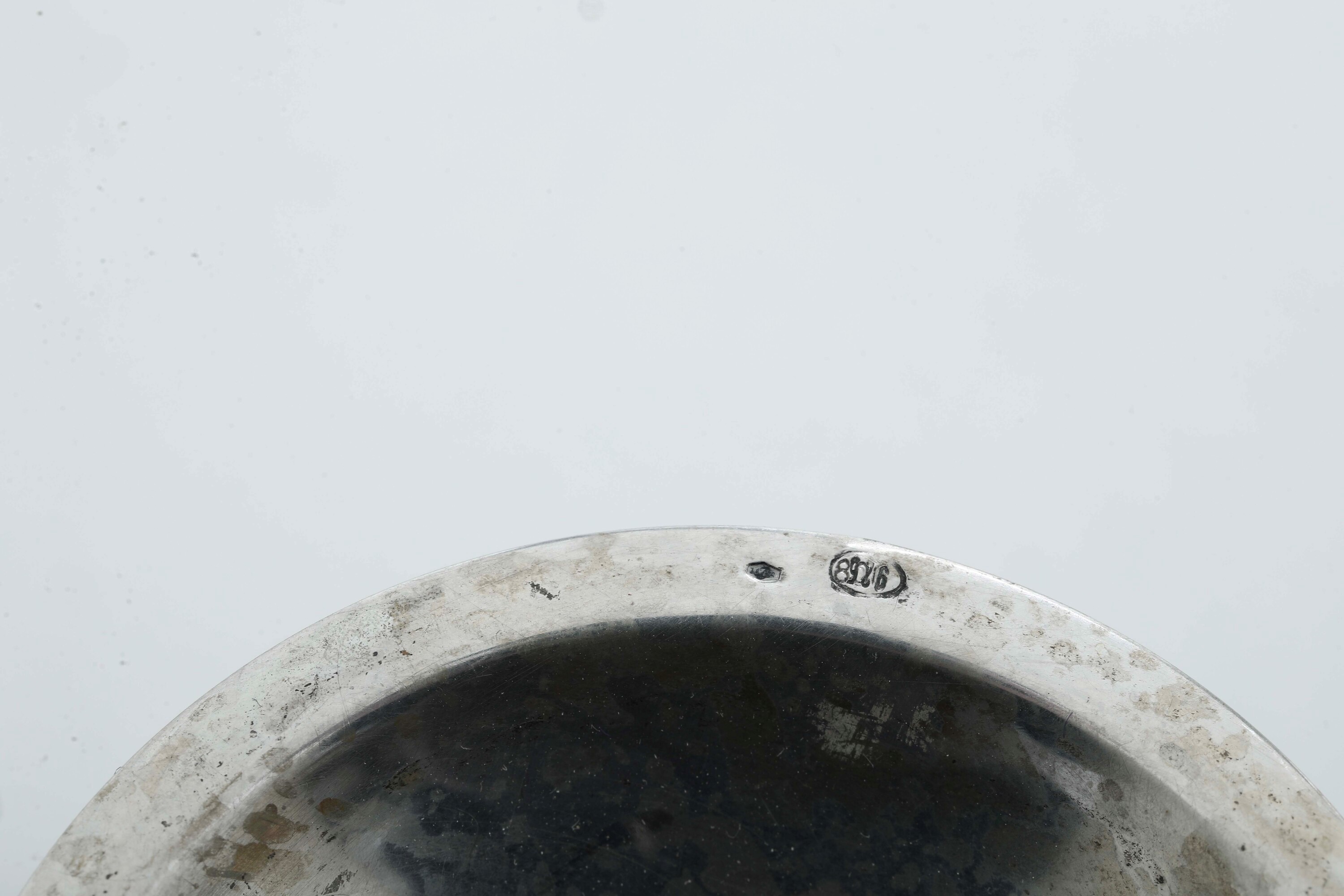 Varie manifatture del XX secolo, Lotto di oggetti in argento fuso e sagomato (peso 955 g)