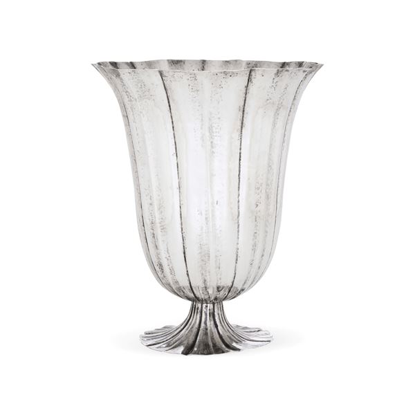 Vaso. Argenteria artistica veneziana del XX secolo. Bollo con fascio littorio in uso dal 1935 al 1945. Argentiere documentato ma non identificato