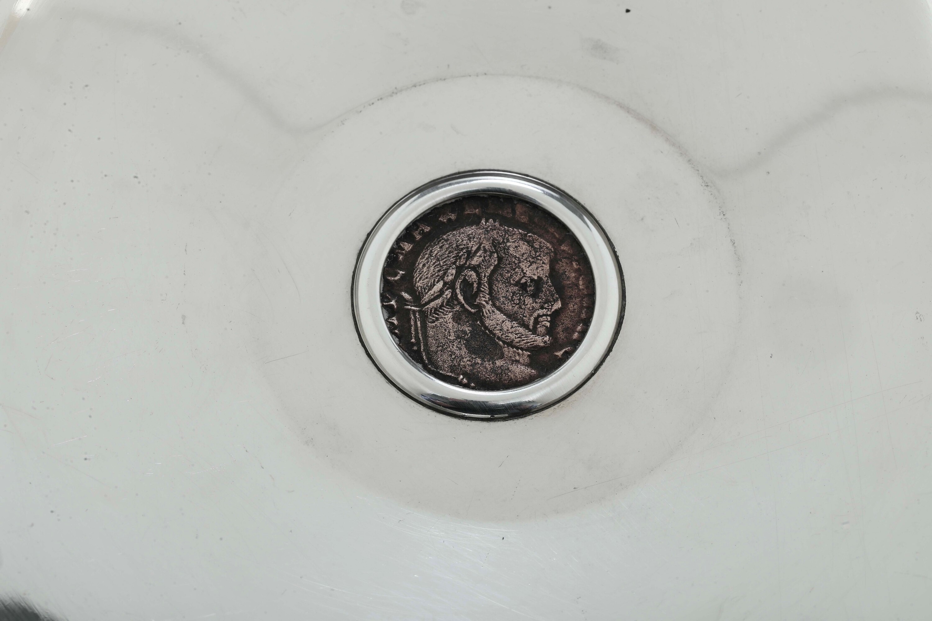 Argentiere Aldo Vitali, Ciotola con moneta per Maison Bulgari, argento 925 e bronzo, Roma 1975