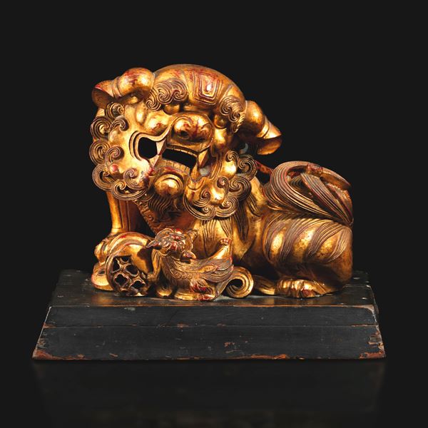 Figura di Cane di Pho in legno laccato e dorato, Cina, Dinastia Qing, XIX secolo