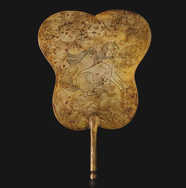 Ventaglio in bronzo dorato raffigurante divinità e cavallo con decori a motivi vegetali, Cina, Dinastia Qing, XIX secolo