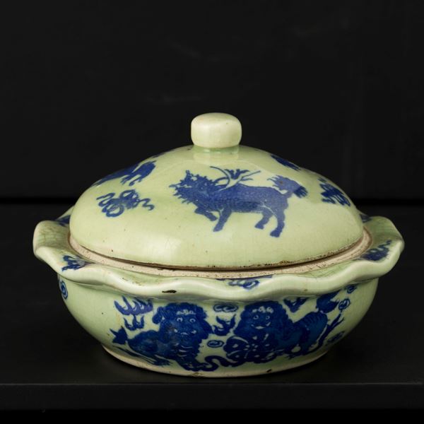 Ciotola con coperchio in porcellana Celadon con decori in blu cobalto raffiguranti creature mitologiche, Cina, XX secolo