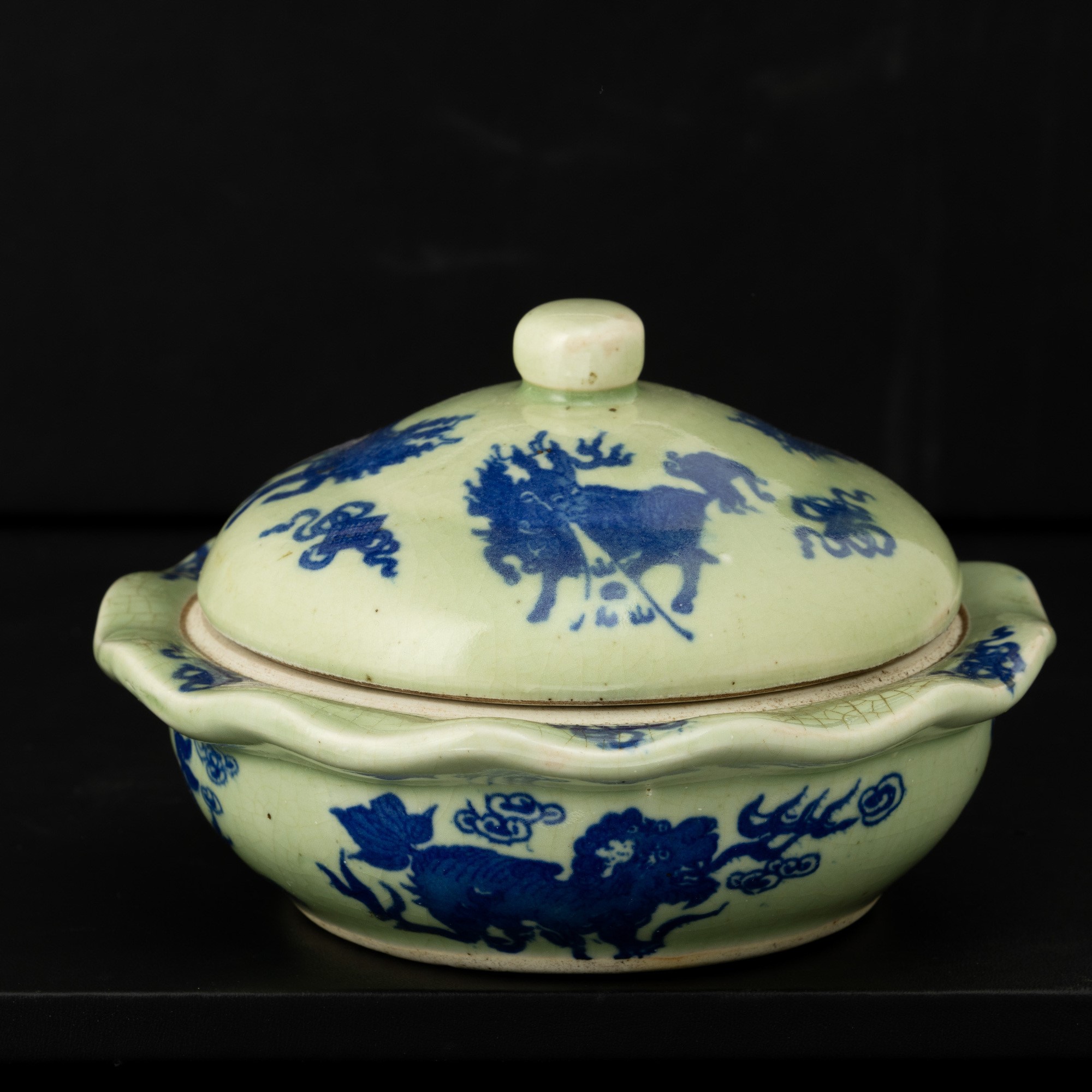 Cina, Ciotola con coperchio in porcellana celadon con decori in blu cobalto