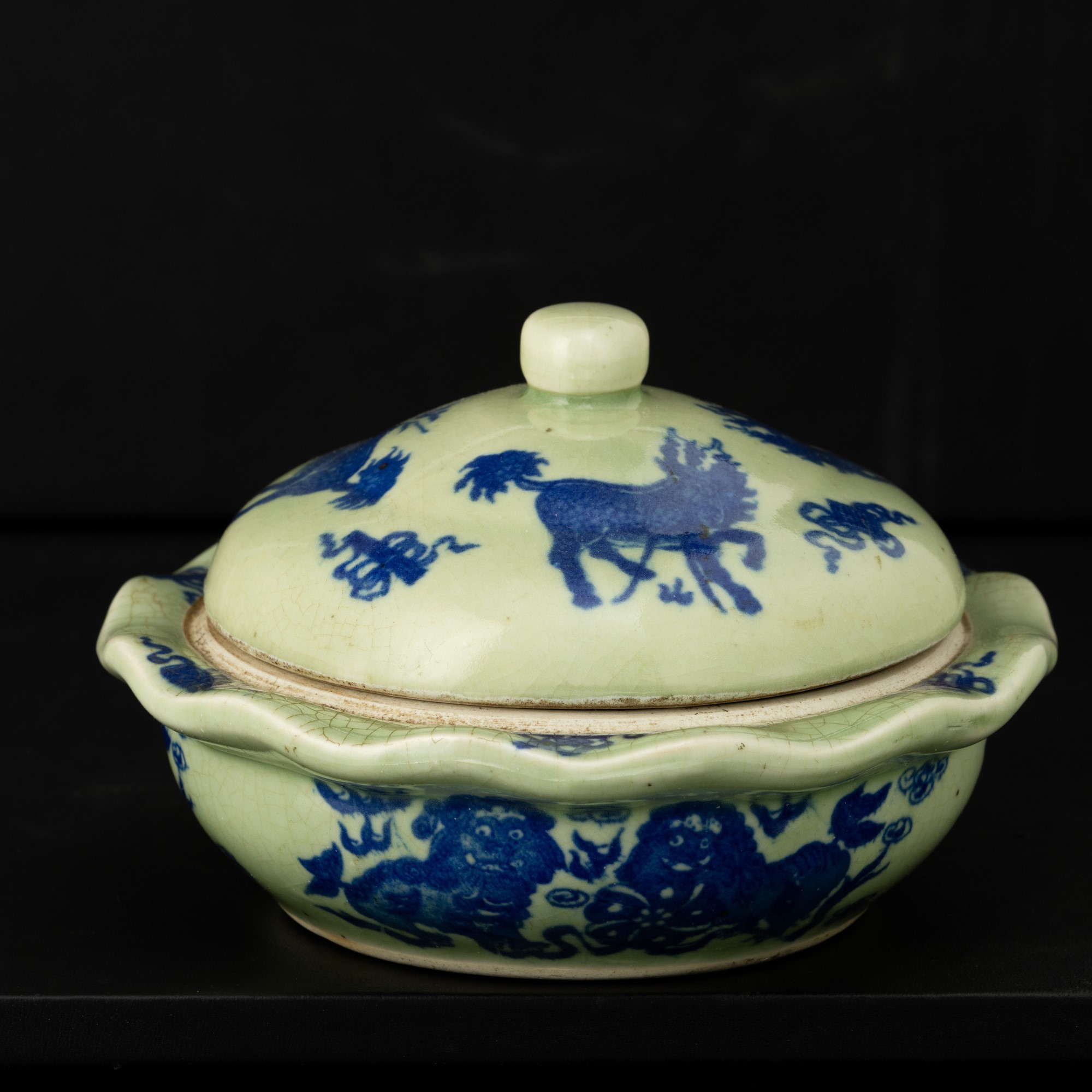 Cina, Ciotola con coperchio in porcellana celadon con decori in blu cobalto