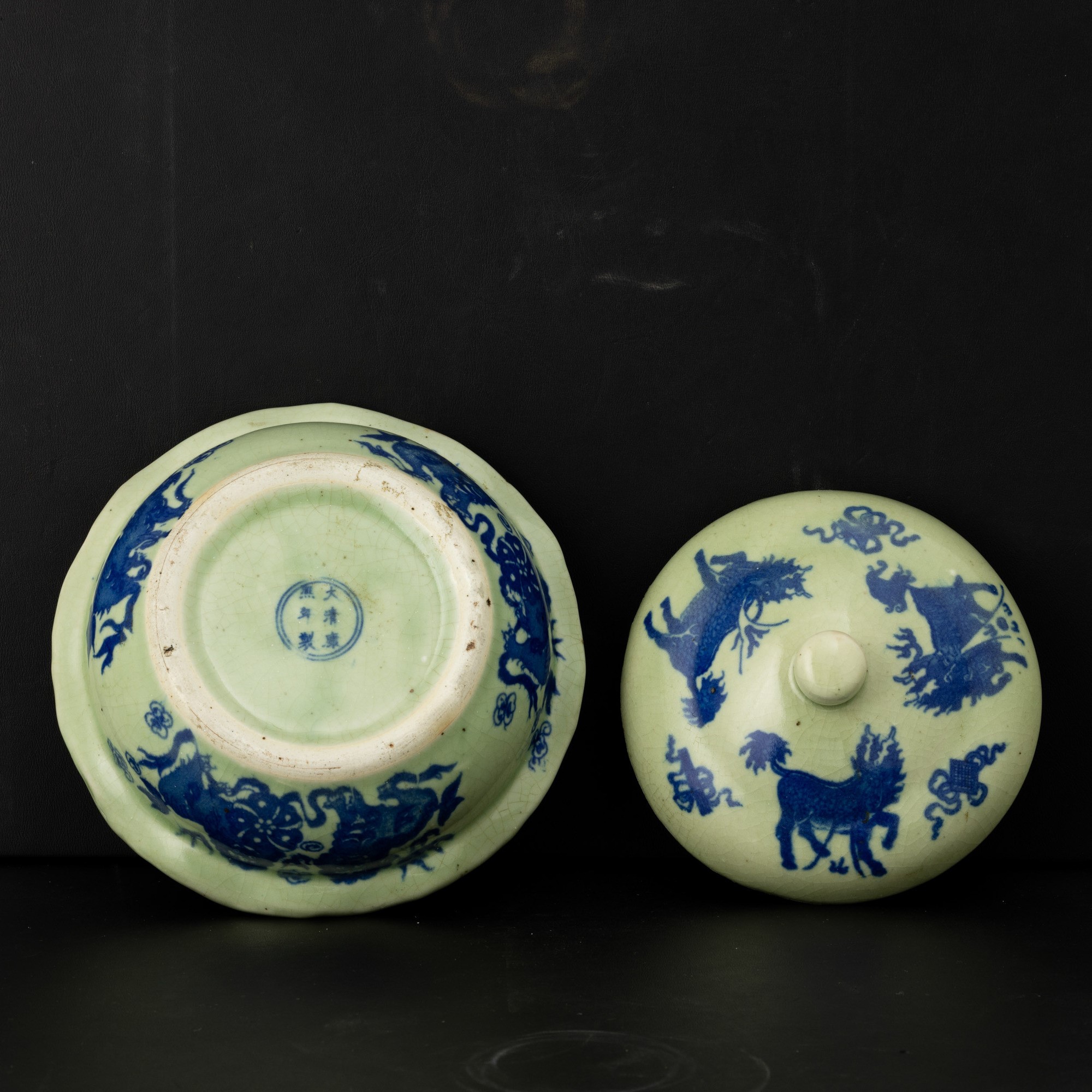 Cina, Ciotola con coperchio in porcellana celadon con decori in blu cobalto