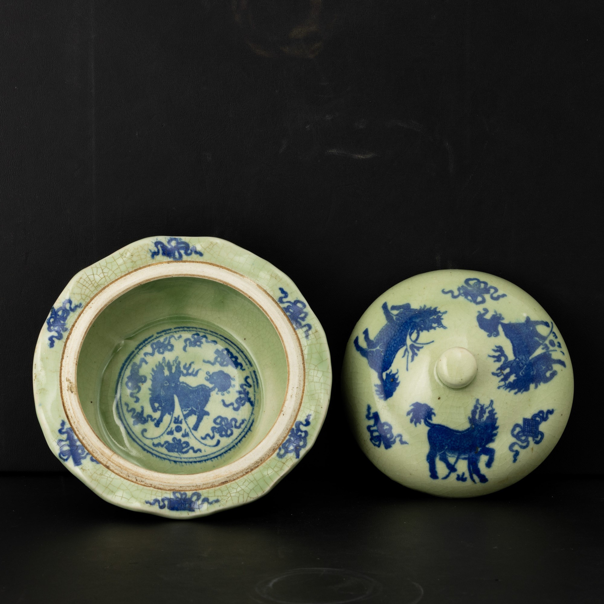 Cina, Ciotola con coperchio in porcellana celadon con decori in blu cobalto